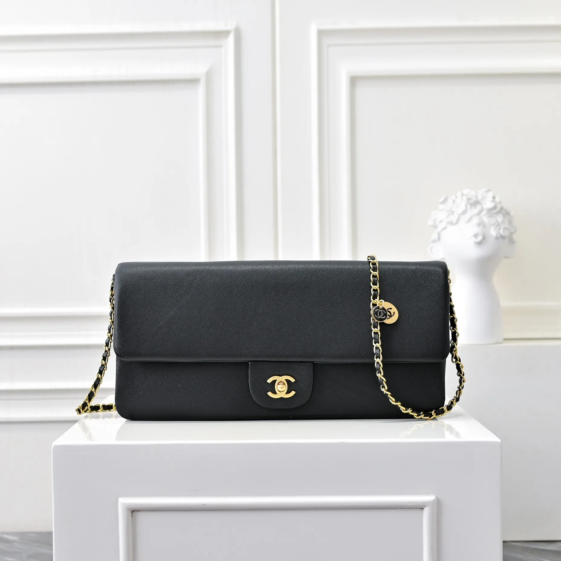 💰410￥Large size👑CHANEL24K new CF second-hand model, simple and high-end elegance. Grain embossed shiny calfskin and gold metal. Retro style. Timeless. The new favorite of little fragrance fans. The upper body effect is super awesome! Size: 33x15cm, style number: 372