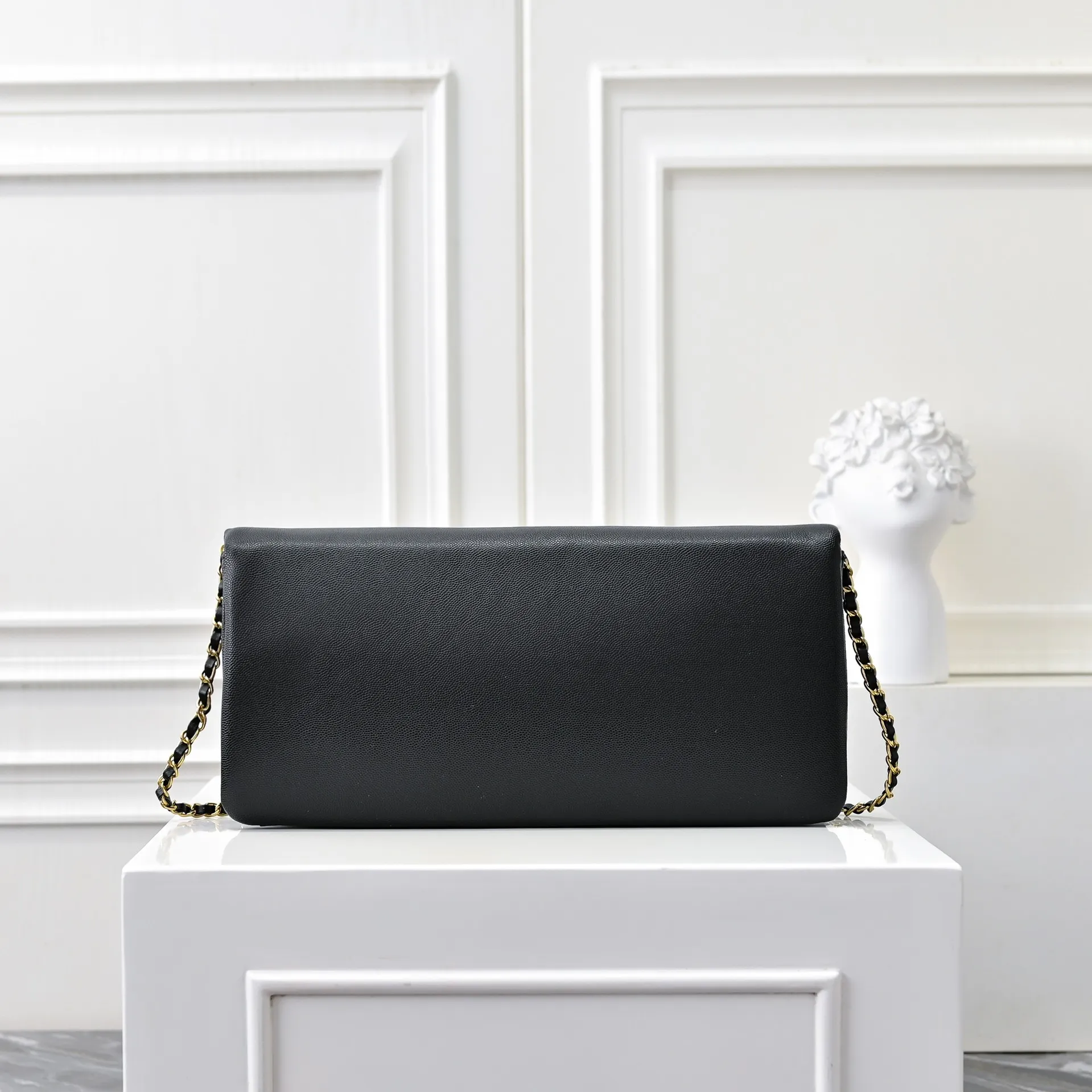 💰410￥Large size👑CHANEL24K new CF second-hand model, simple and high-end elegance. Grain embossed shiny calfskin and gold metal. Retro style. Timeless. The new favorite of little fragrance fans. The upper body effect is super awesome! Size: 33x15cm, style number: 372