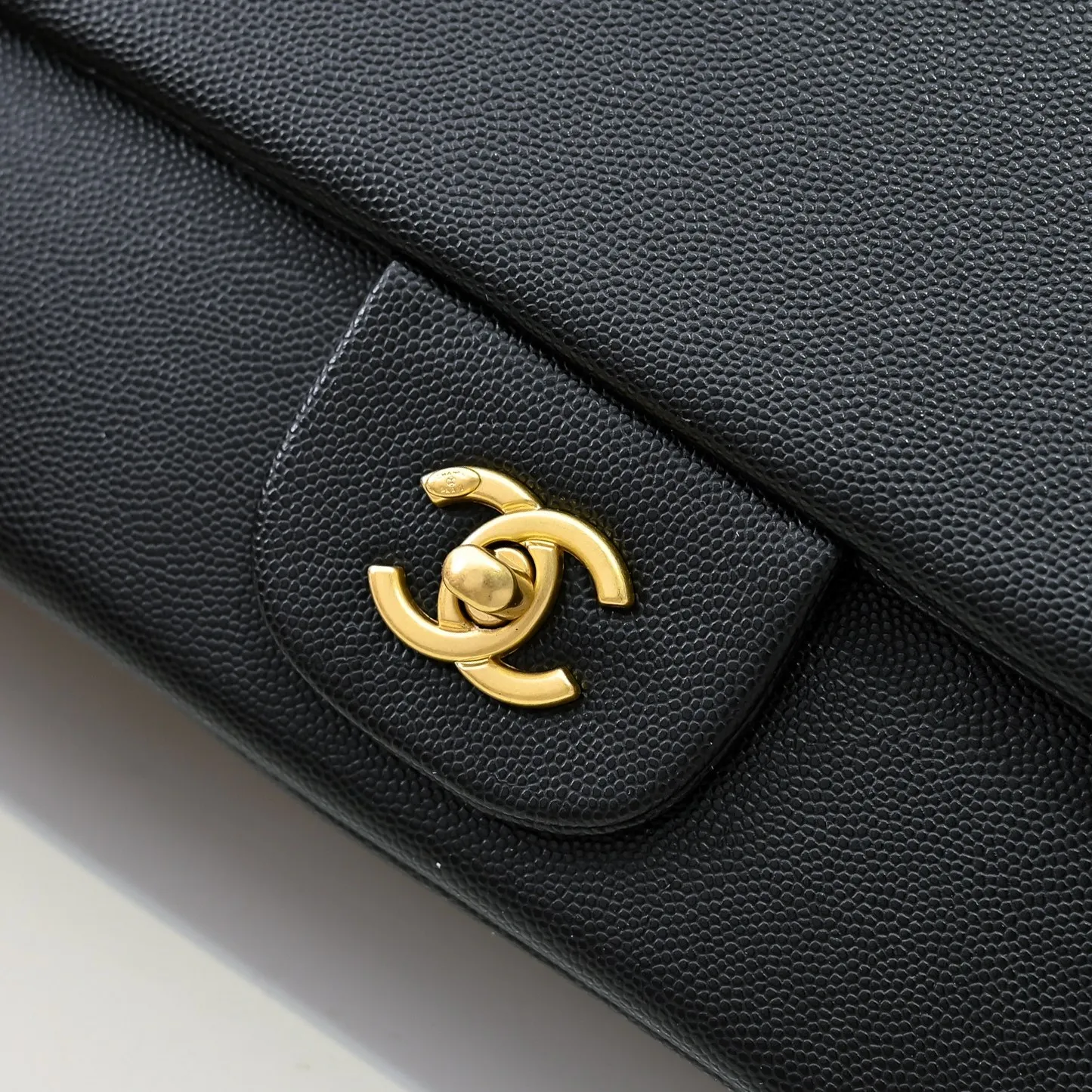 💰410￥Large size👑CHANEL24K new CF second-hand model, simple and high-end elegance. Grain embossed shiny calfskin and gold metal. Retro style. Timeless. The new favorite of little fragrance fans. The upper body effect is super awesome! Size: 33x15cm, style number: 372