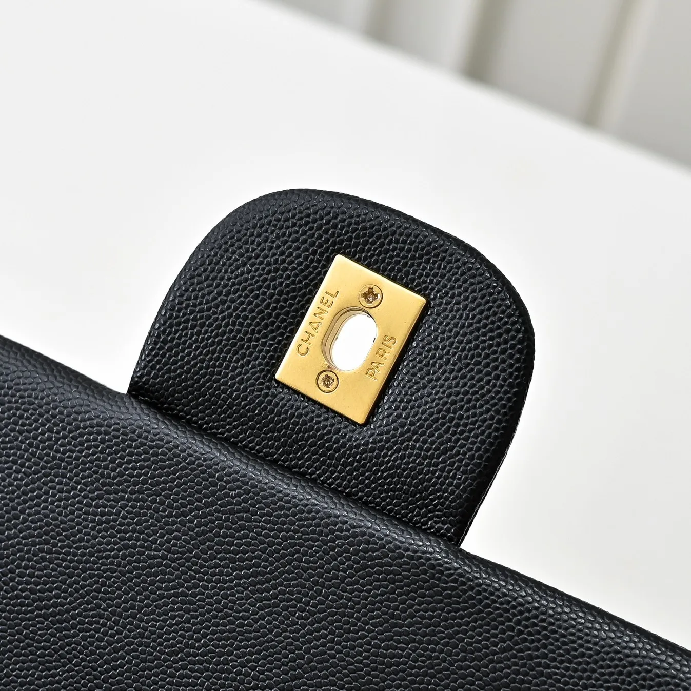 💰410￥Large size👑CHANEL24K new CF second-hand model, simple and high-end elegance. Grain embossed shiny calfskin and gold metal. Retro style. Timeless. The new favorite of little fragrance fans. The upper body effect is super awesome! Size: 33x15cm, style number: 372