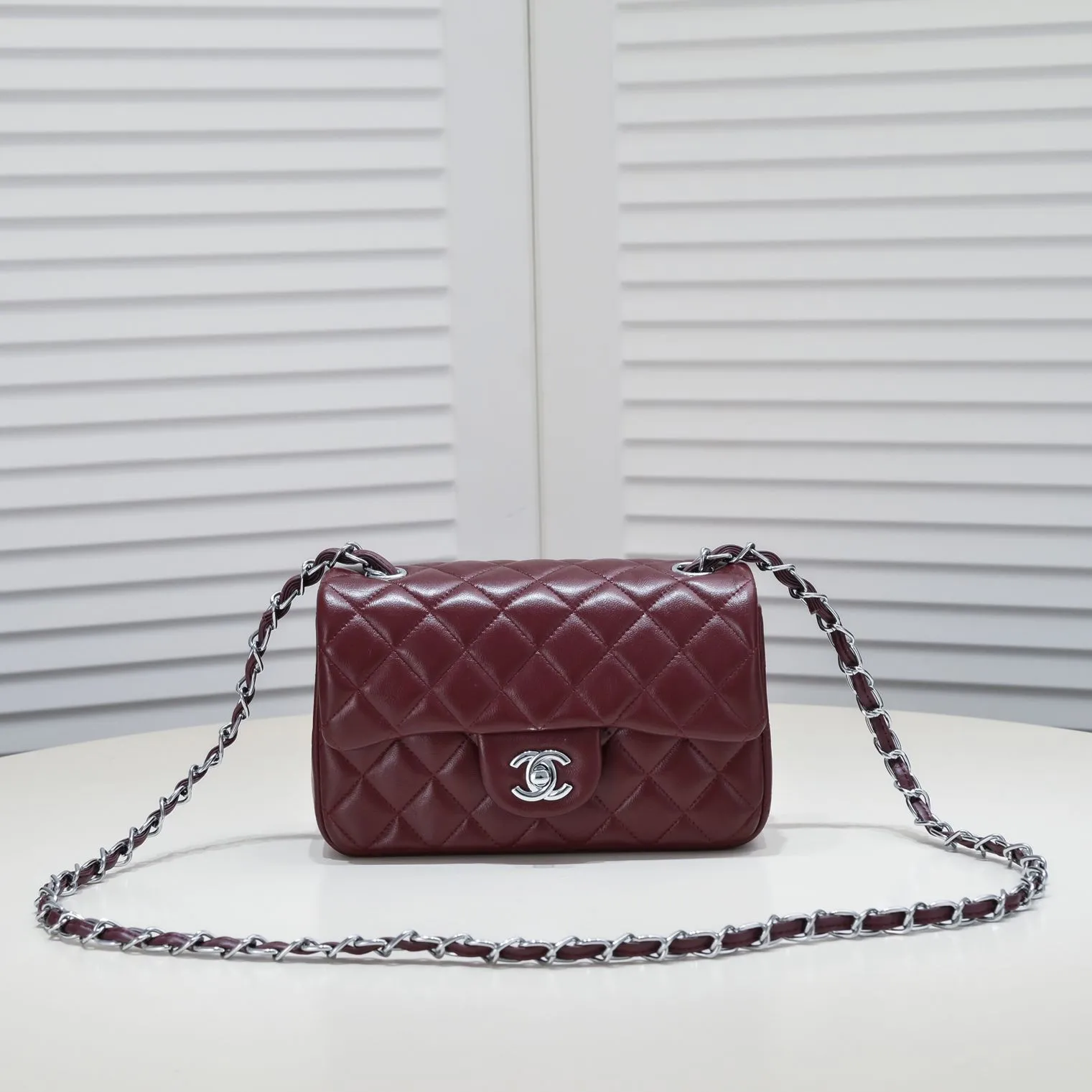 💰320￥Maroon CF versatile lambskin🌹 Chanel💃🏻‼ ️Eternal classic style [shy] noble temperament💃🏻favorite of celebrities🌟soft leather and high-end👍counter hardware exquisite workmanship to reject flaws [strong] both dazzling and feminine 😝[strong] luxurious and durable🌟Size: 20*14*7cm Style number: 1116