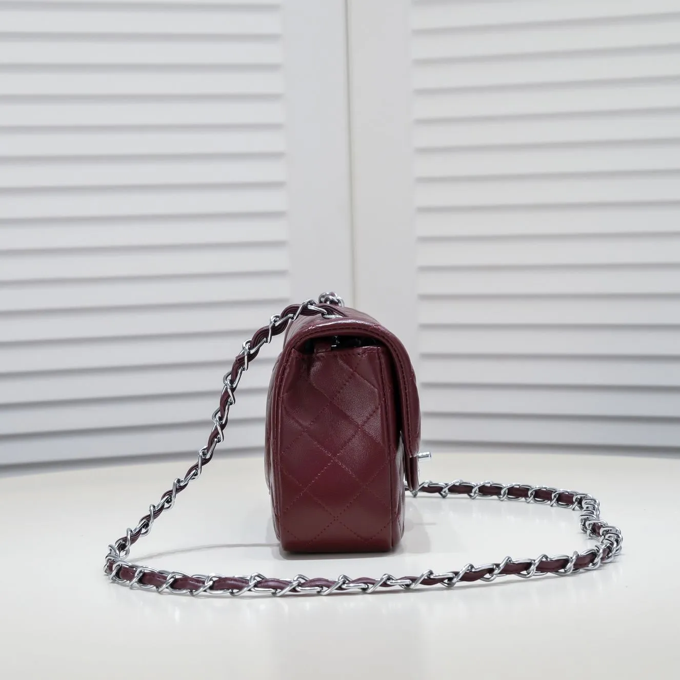 💰320￥Maroon CF versatile lambskin🌹 Chanel💃🏻‼ ️Eternal classic style [shy] noble temperament💃🏻favorite of celebrities🌟soft leather and high-end👍counter hardware exquisite workmanship to reject flaws [strong] both dazzling and feminine 😝[strong] luxurious and durable🌟Size: 20*14*7cm Style number: 1116