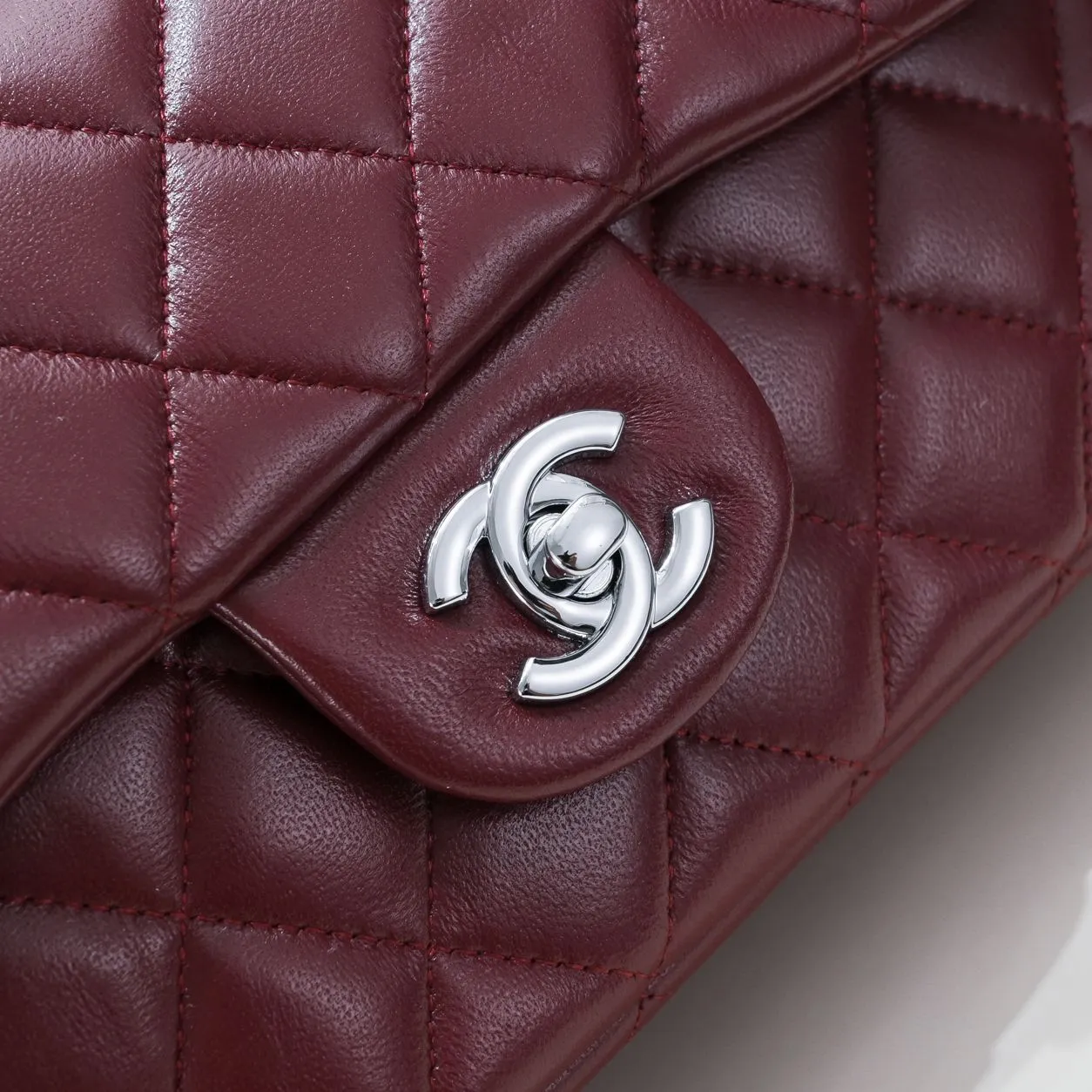 💰320￥Maroon CF versatile lambskin🌹 Chanel💃🏻‼ ️Eternal classic style [shy] noble temperament💃🏻favorite of celebrities🌟soft leather and high-end👍counter hardware exquisite workmanship to reject flaws [strong] both dazzling and feminine 😝[strong] luxurious and durable🌟Size: 20*14*7cm Style number: 1116