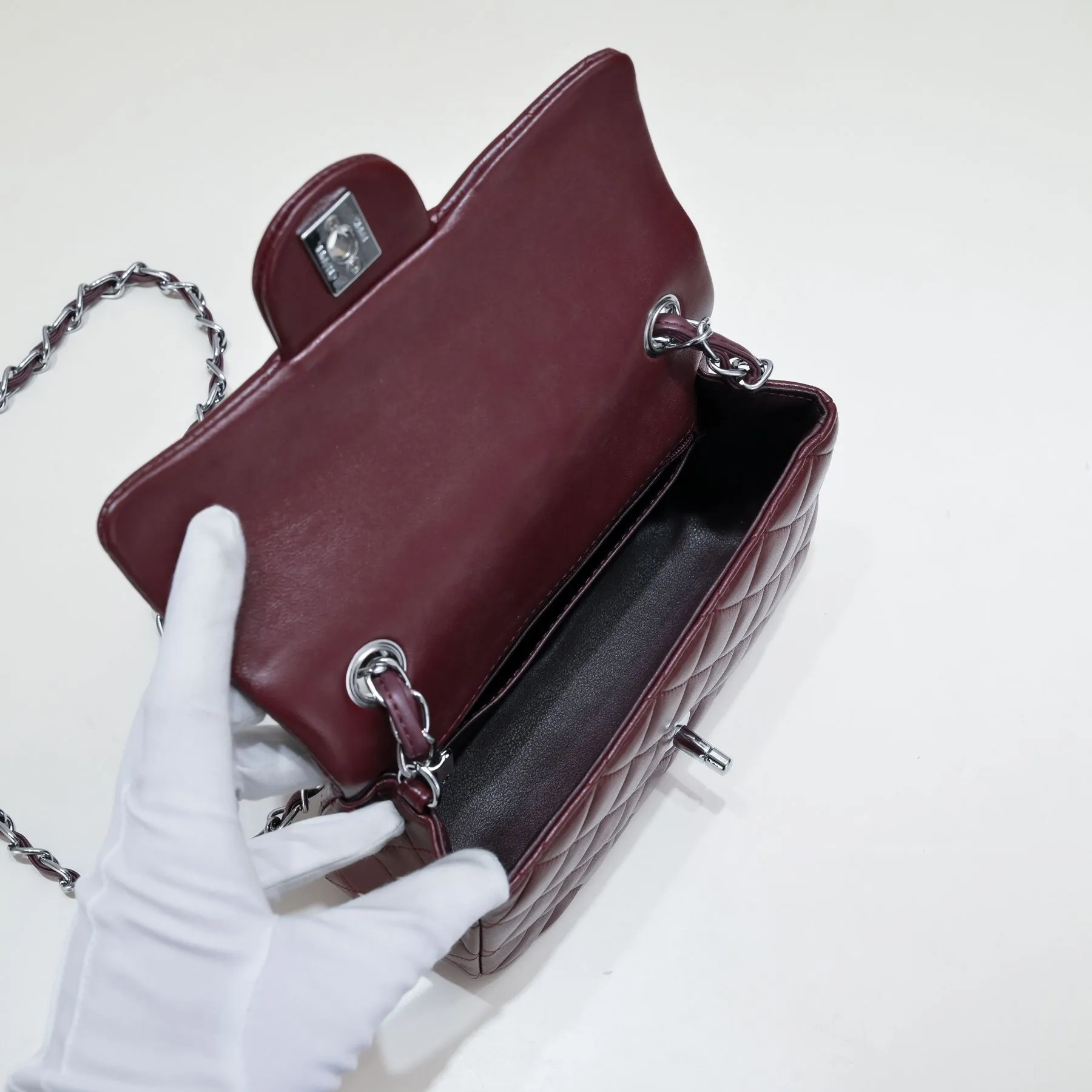 💰320￥Maroon CF versatile lambskin🌹 Chanel💃🏻‼ ️Eternal classic style [shy] noble temperament💃🏻favorite of celebrities🌟soft leather and high-end👍counter hardware exquisite workmanship to reject flaws [strong] both dazzling and feminine 😝[strong] luxurious and durable🌟Size: 20*14*7cm Style number: 1116