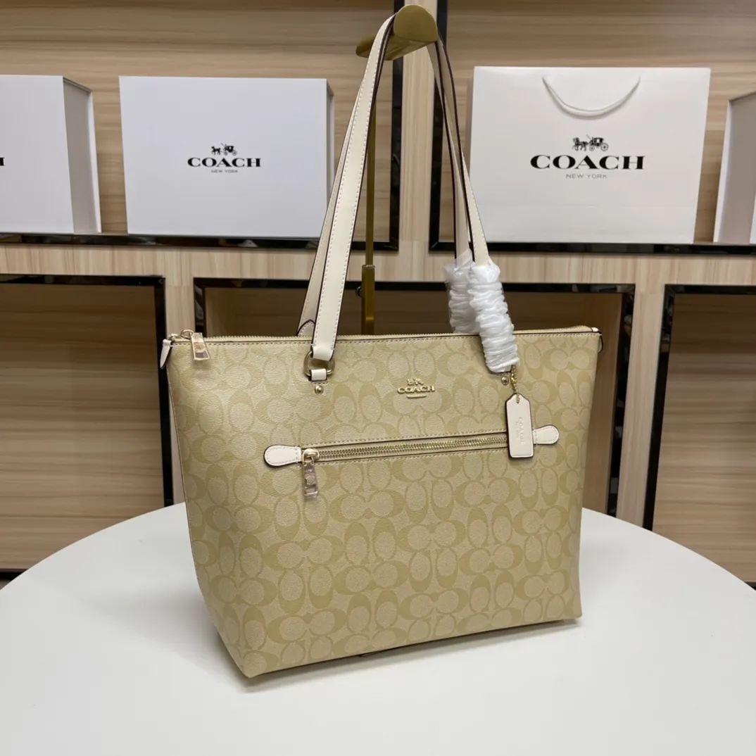 Top original order batch 420💰coach/Coach new model 79609, the upper body effect is super good, women's PVC single shoulder casual trendy women's bag tote bag, size 32.28.13,