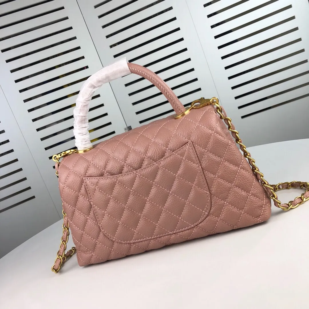 💰440￥Large pink Chanel💥Unique design buckle flap bag that can be used as a shoulder or hand carry🙌Purchased imported first-layer cowhide🐂Pebbled grainⓂ️Unique material with upgraded version of fully imported gilt hardware💍💍💍Top Top-notch masters😜Purely handcrafted and meticulously crafted😏You can dress up with a high-end [Chanel] to make you graceful and radiant💃Forever fashionable Style number: 92992, size: 28*17*9,
