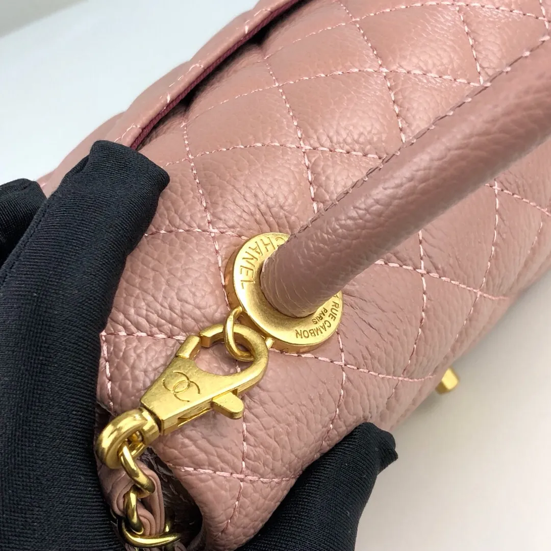 💰440￥Large pink Chanel💥Unique design buckle flap bag that can be used as a shoulder or hand carry🙌Purchased imported first-layer cowhide🐂Pebbled grainⓂ️Unique material with upgraded version of fully imported gilt hardware💍💍💍Top Top-notch masters😜Purely handcrafted and meticulously crafted😏You can dress up with a high-end [Chanel] to make you graceful and radiant💃Forever fashionable Style number: 92992, size: 28*17*9,