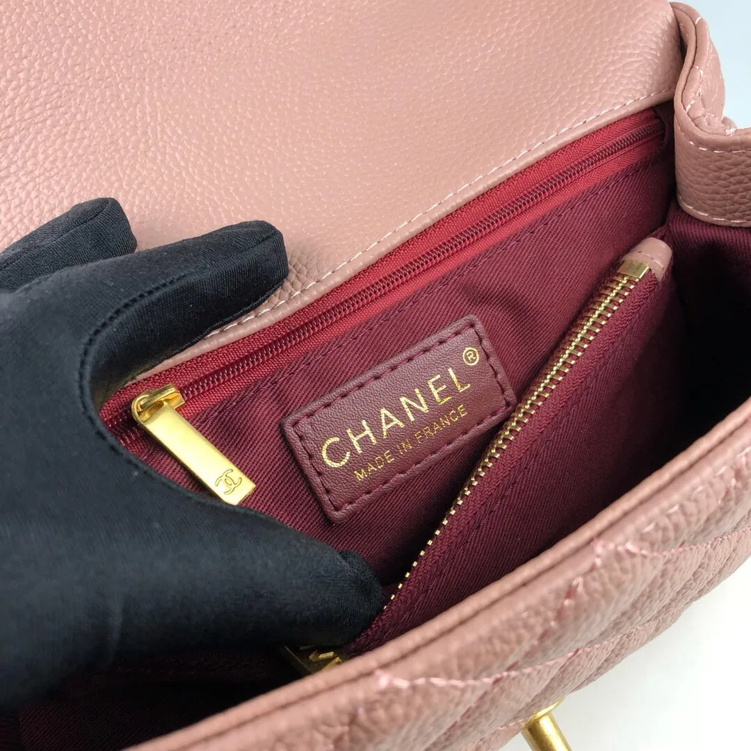 💰440￥Large pink Chanel💥Unique design buckle flap bag that can be used as a shoulder or hand carry🙌Purchased imported first-layer cowhide🐂Pebbled grainⓂ️Unique material with upgraded version of fully imported gilt hardware💍💍💍Top Top-notch masters😜Purely handcrafted and meticulously crafted😏You can dress up with a high-end [Chanel] to make you graceful and radiant💃Forever fashionable Style number: 92992, size: 28*17*9,