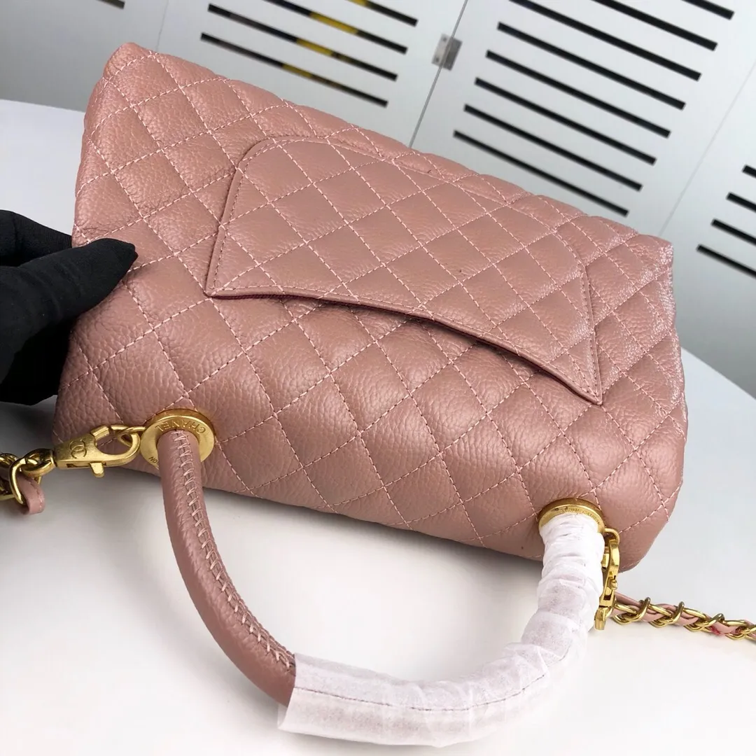💰440￥Large pink Chanel💥Unique design buckle flap bag that can be used as a shoulder or hand carry🙌Purchased imported first-layer cowhide🐂Pebbled grainⓂ️Unique material with upgraded version of fully imported gilt hardware💍💍💍Top Top-notch masters😜Purely handcrafted and meticulously crafted😏You can dress up with a high-end [Chanel] to make you graceful and radiant💃Forever fashionable Style number: 92992, size: 28*17*9,