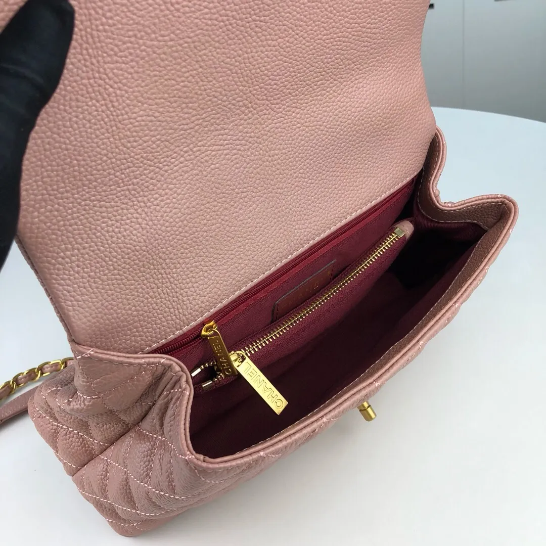 💰440￥Large pink Chanel💥Unique design buckle flap bag that can be used as a shoulder or hand carry🙌Purchased imported first-layer cowhide🐂Pebbled grainⓂ️Unique material with upgraded version of fully imported gilt hardware💍💍💍Top Top-notch masters😜Purely handcrafted and meticulously crafted😏You can dress up with a high-end [Chanel] to make you graceful and radiant💃Forever fashionable Style number: 92992, size: 28*17*9,