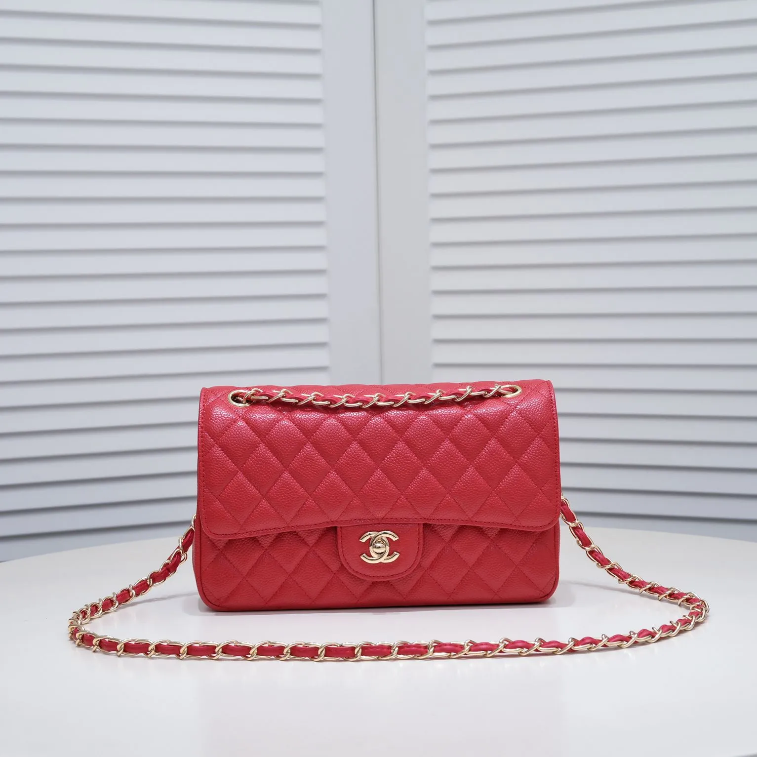 💰400￥Maroon Chanel,...Palace-level poison👏...Original overseas factory CF2.55...😱 Absolutely the top-notch caviar ball grain cowhide you have never seen...✨Real K gold➰Gold buckle✨👑 The line spacing is perfectly consistent. The side of the bag is perfectly streamlined👏..It must have such a texture to be perfect💋 Follow the 9-pin diamond pattern. The flip cover is smooth and seamless ☑️ Strong visual three-dimensional effect 🔱 The diamond pattern is full and delicate 💑 It is super smooth, soft and comfortable to use 👒 CF is a must-have for girls. Size: 25.5*16*6.5cm. Style number: 1112 ball pattern