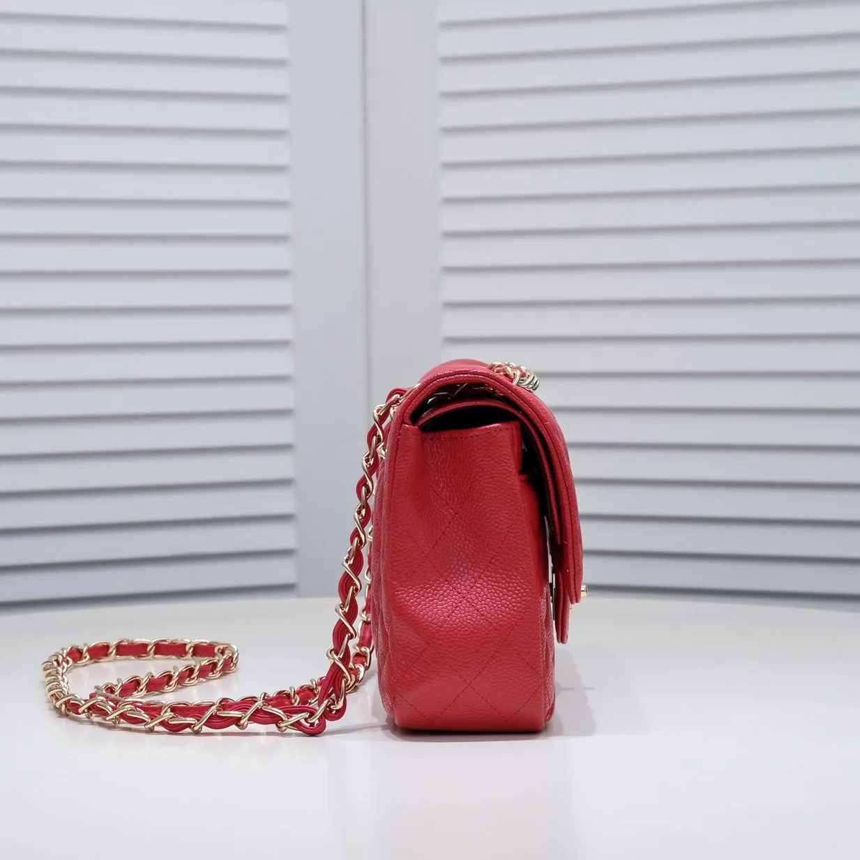 💰400￥Maroon Chanel,...Palace-level poison👏...Original overseas factory CF2.55...😱 Absolutely the top-notch caviar ball grain cowhide you have never seen...✨Real K gold➰Gold buckle✨👑 The line spacing is perfectly consistent. The side of the bag is perfectly streamlined👏..It must have such a texture to be perfect💋 Follow the 9-pin diamond pattern. The flip cover is smooth and seamless ☑️ Strong visual three-dimensional effect 🔱 The diamond pattern is full and delicate 💑 It is super smooth, soft and comfortable to use 👒 CF is a must-have for girls. Size: 25.5*16*6.5cm. Style number: 1112 ball pattern