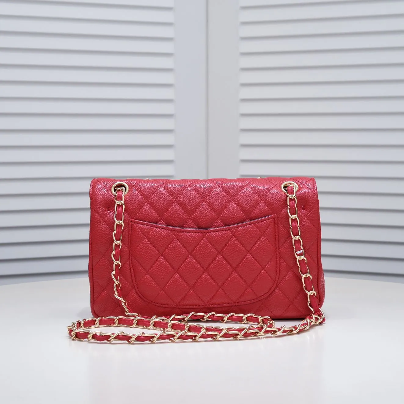 💰400￥Maroon Chanel,...Palace-level poison👏...Original overseas factory CF2.55...😱 Absolutely the top-notch caviar ball grain cowhide you have never seen...✨Real K gold➰Gold buckle✨👑 The line spacing is perfectly consistent. The side of the bag is perfectly streamlined👏..It must have such a texture to be perfect💋 Follow the 9-pin diamond pattern. The flip cover is smooth and seamless ☑️ Strong visual three-dimensional effect 🔱 The diamond pattern is full and delicate 💑 It is super smooth, soft and comfortable to use 👒 CF is a must-have for girls. Size: 25.5*16*6.5cm. Style number: 1112 ball pattern