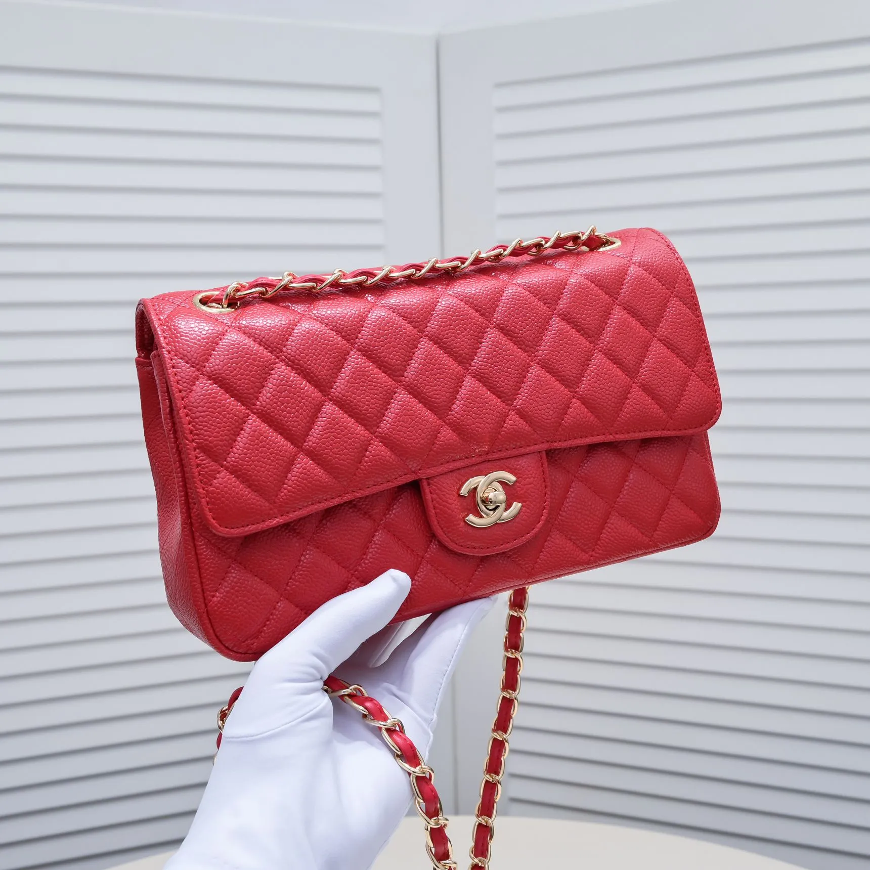 💰400￥Maroon Chanel,...Palace-level poison👏...Original overseas factory CF2.55...😱 Absolutely the top-notch caviar ball grain cowhide you have never seen...✨Real K gold➰Gold buckle✨👑 The line spacing is perfectly consistent. The side of the bag is perfectly streamlined👏..It must have such a texture to be perfect💋 Follow the 9-pin diamond pattern. The flip cover is smooth and seamless ☑️ Strong visual three-dimensional effect 🔱 The diamond pattern is full and delicate 💑 It is super smooth, soft and comfortable to use 👒 CF is a must-have for girls. Size: 25.5*16*6.5cm. Style number: 1112 ball pattern