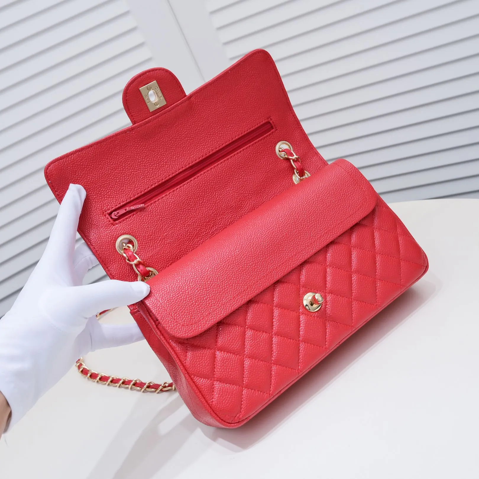💰400￥Maroon Chanel,...Palace-level poison👏...Original overseas factory CF2.55...😱 Absolutely the top-notch caviar ball grain cowhide you have never seen...✨Real K gold➰Gold buckle✨👑 The line spacing is perfectly consistent. The side of the bag is perfectly streamlined👏..It must have such a texture to be perfect💋 Follow the 9-pin diamond pattern. The flip cover is smooth and seamless ☑️ Strong visual three-dimensional effect 🔱 The diamond pattern is full and delicate 💑 It is super smooth, soft and comfortable to use 👒 CF is a must-have for girls. Size: 25.5*16*6.5cm. Style number: 1112 ball pattern