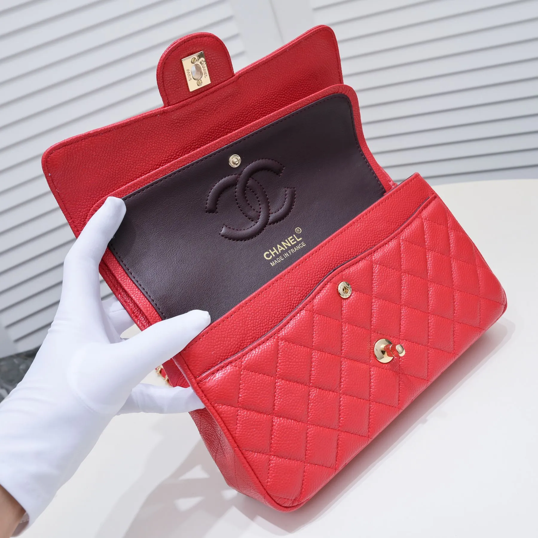 💰400￥Maroon Chanel,...Palace-level poison👏...Original overseas factory CF2.55...😱 Absolutely the top-notch caviar ball grain cowhide you have never seen...✨Real K gold➰Gold buckle✨👑 The line spacing is perfectly consistent. The side of the bag is perfectly streamlined👏..It must have such a texture to be perfect💋 Follow the 9-pin diamond pattern. The flip cover is smooth and seamless ☑️ Strong visual three-dimensional effect 🔱 The diamond pattern is full and delicate 💑 It is super smooth, soft and comfortable to use 👒 CF is a must-have for girls. Size: 25.5*16*6.5cm. Style number: 1112 ball pattern