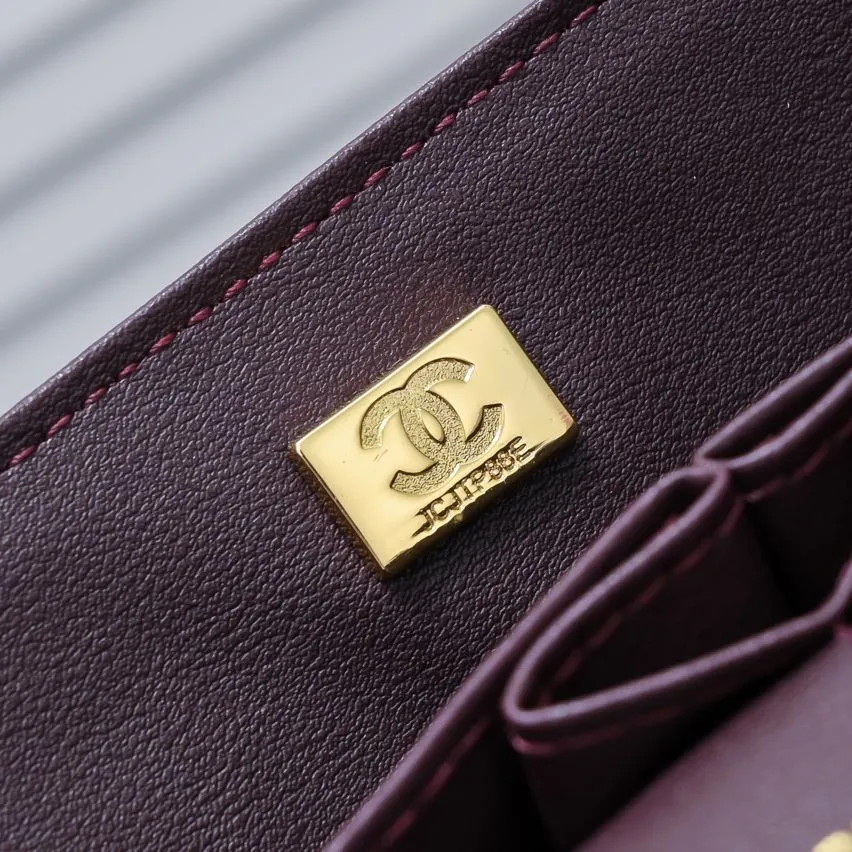 💰400￥Maroon Chanel,...Palace-level poison👏...Original overseas factory CF2.55...😱 Absolutely the top-notch caviar ball grain cowhide you have never seen...✨Real K gold➰Gold buckle✨👑 The line spacing is perfectly consistent. The side of the bag is perfectly streamlined👏..It must have such a texture to be perfect💋 Follow the 9-pin diamond pattern. The flip cover is smooth and seamless ☑️ Strong visual three-dimensional effect 🔱 The diamond pattern is full and delicate 💑 It is super smooth, soft and comfortable to use 👒 CF is a must-have for girls. Size: 25.5*16*6.5cm. Style number: 1112 ball pattern