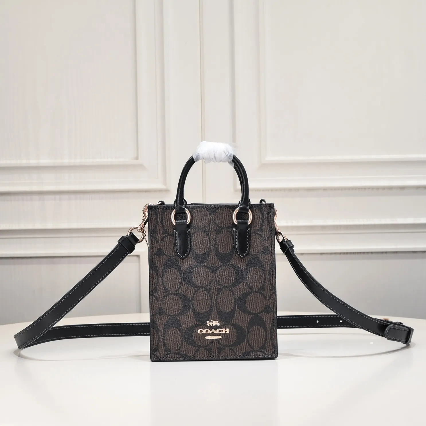 The Coach Mini Sheet Music Bag CJ494 has exquisite, fashionable and classic colors that will never go out of style. It can be carried in the hand or cross-body. It is small and cute and can be paired with a must-have item! Size:14*17*5cm