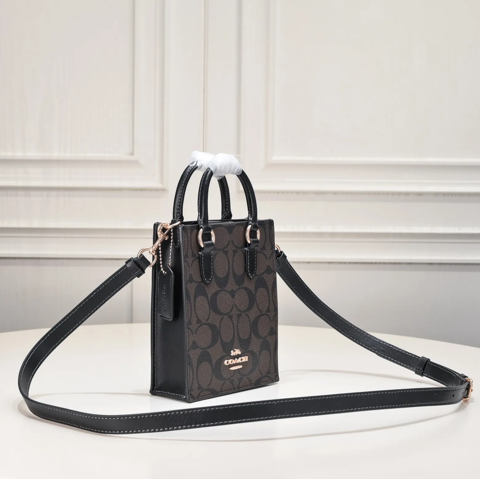 The Coach Mini Sheet Music Bag CJ494 has exquisite, fashionable and classic colors that will never go out of style. It can be carried in the hand or cross-body. It is small and cute and can be paired with a must-have item! Size:14*17*5cm