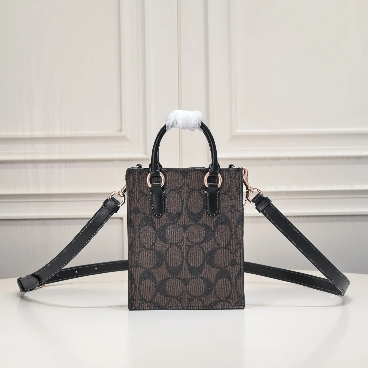 The Coach Mini Sheet Music Bag CJ494 has exquisite, fashionable and classic colors that will never go out of style. It can be carried in the hand or cross-body. It is small and cute and can be paired with a must-have item! Size:14*17*5cm