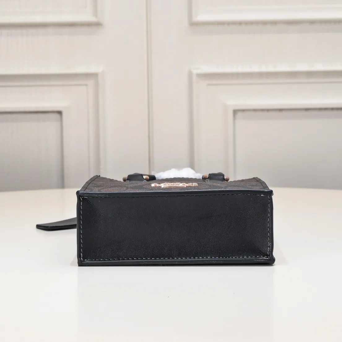 The Coach Mini Sheet Music Bag CJ494 has exquisite, fashionable and classic colors that will never go out of style. It can be carried in the hand or cross-body. It is small and cute and can be paired with a must-have item! Size:14*17*5cm