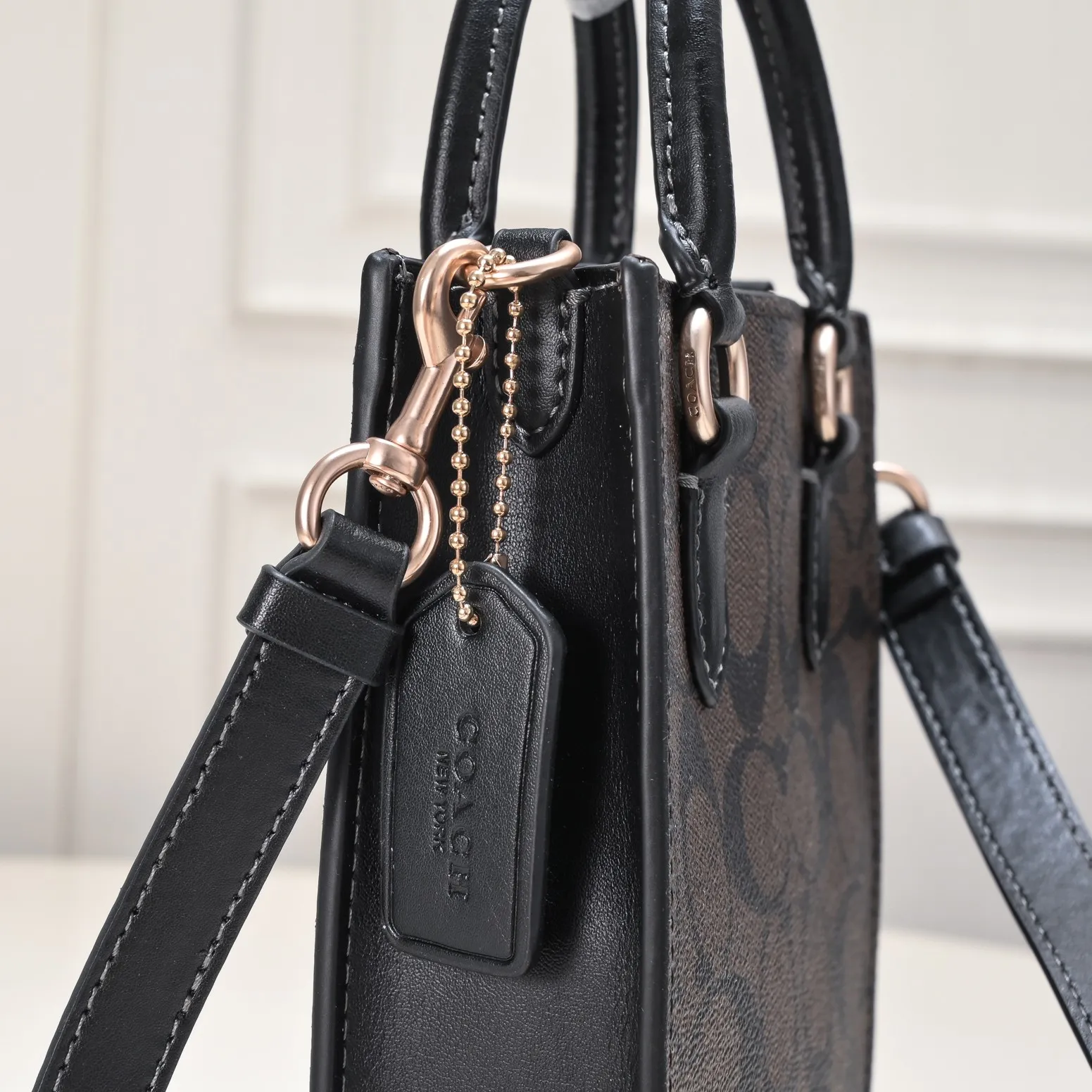 The Coach Mini Sheet Music Bag CJ494 has exquisite, fashionable and classic colors that will never go out of style. It can be carried in the hand or cross-body. It is small and cute and can be paired with a must-have item! Size:14*17*5cm