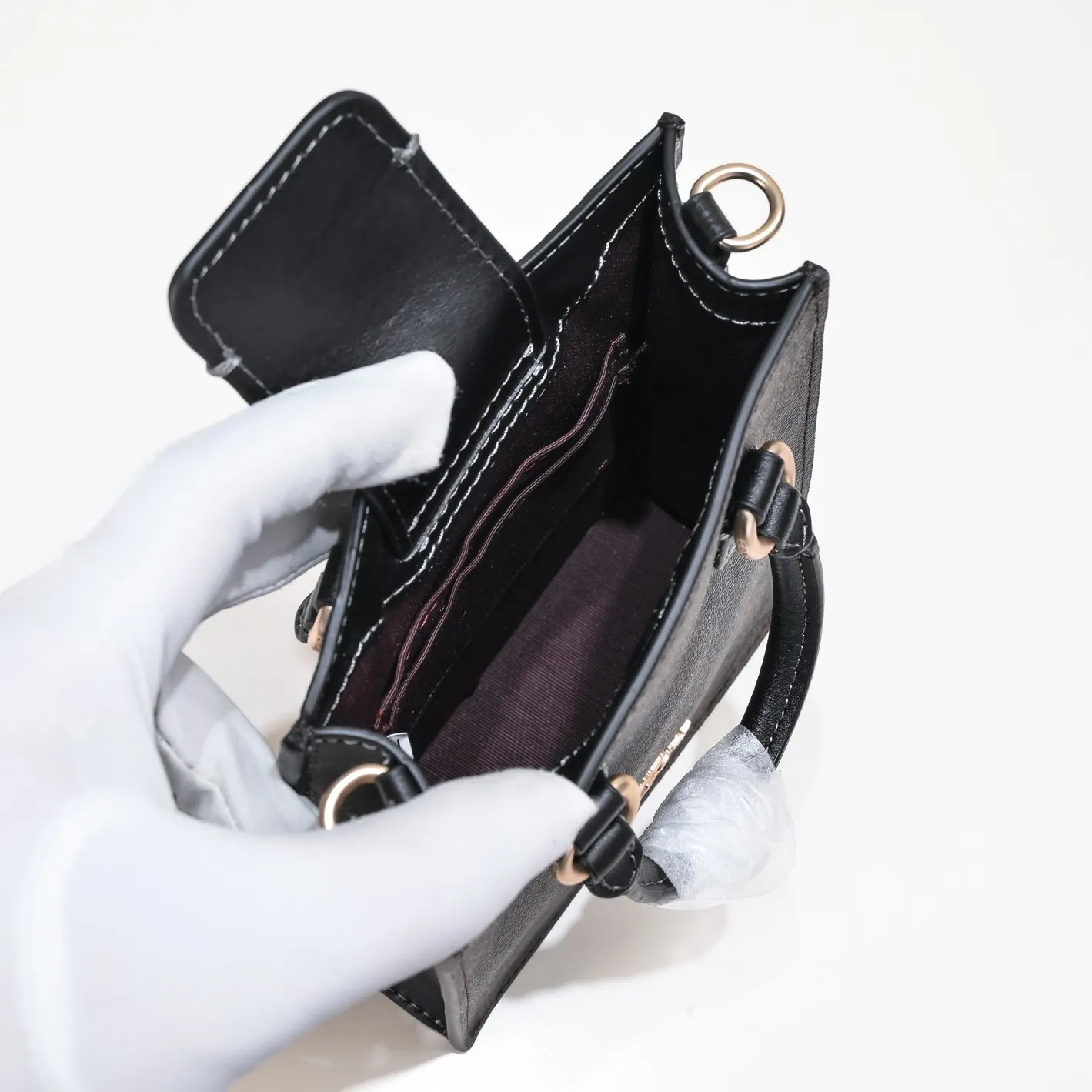 The Coach Mini Sheet Music Bag CJ494 has exquisite, fashionable and classic colors that will never go out of style. It can be carried in the hand or cross-body. It is small and cute and can be paired with a must-have item! Size:14*17*5cm