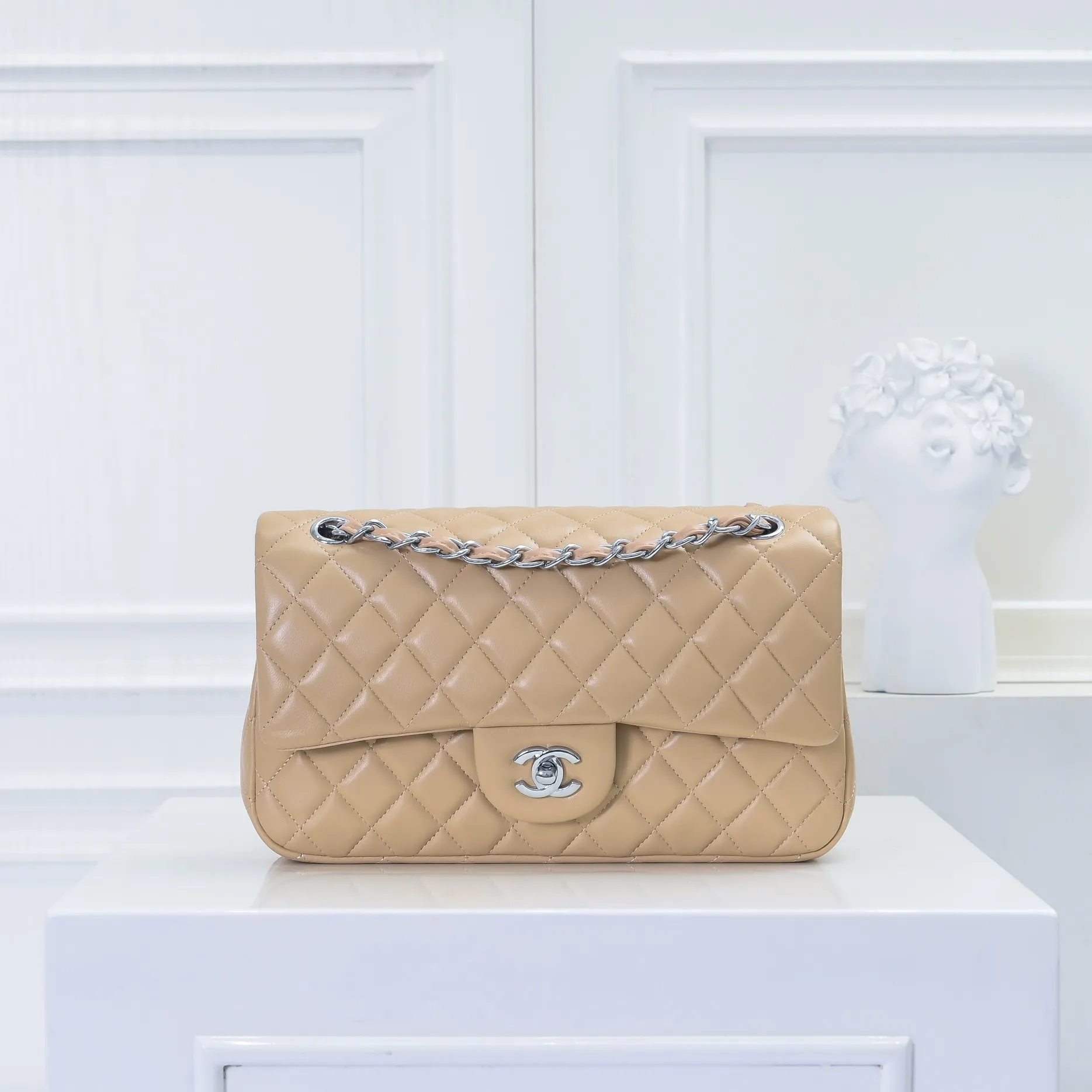 💰420￥Chanel🔥Exclusive quality real shot shipment✈️Official website updated simultaneously👑Chanel sheep pattern classic style with original hardware, summer style is coming💋CHANEL ‼ ️Crossbody bag, sheepskin with red lining🌸‼ ️ 🙈Fashion new favorite🙈 Size: 25.5*16*6.5. Style number: 1112 sheepskin