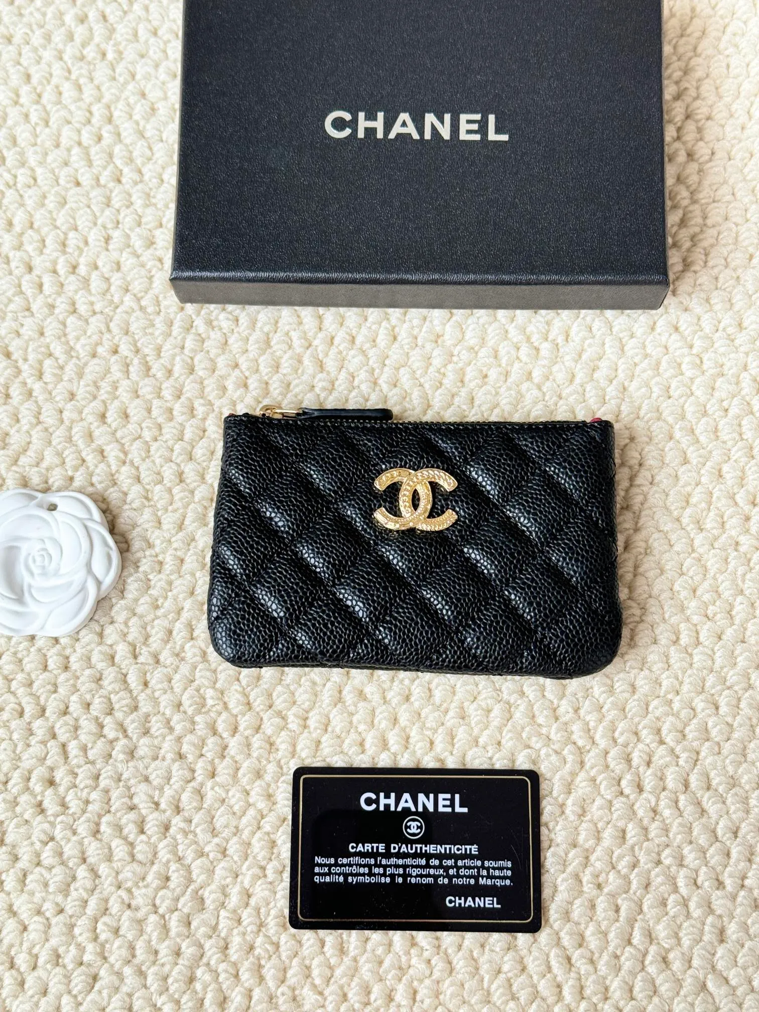 💰130 CHANEL 22k embossed lgo large double C hardware, fresh design, exquisite replica flavor, very beautiful, official website 2023 latest 🆕Card holder. Caviar medium ball grain cowhide is anti-scratch, super glossy. It is troublesome to carry a bag that is too big in summer. It is suitable for putting in a mini bag, and it is convenient to put in your pocket😍 The bag has a zipper, super practical, you can also put cards, change, coins, keys inside! Style number: 82365 Size: 15*8.5 Color: ball pattern gold,