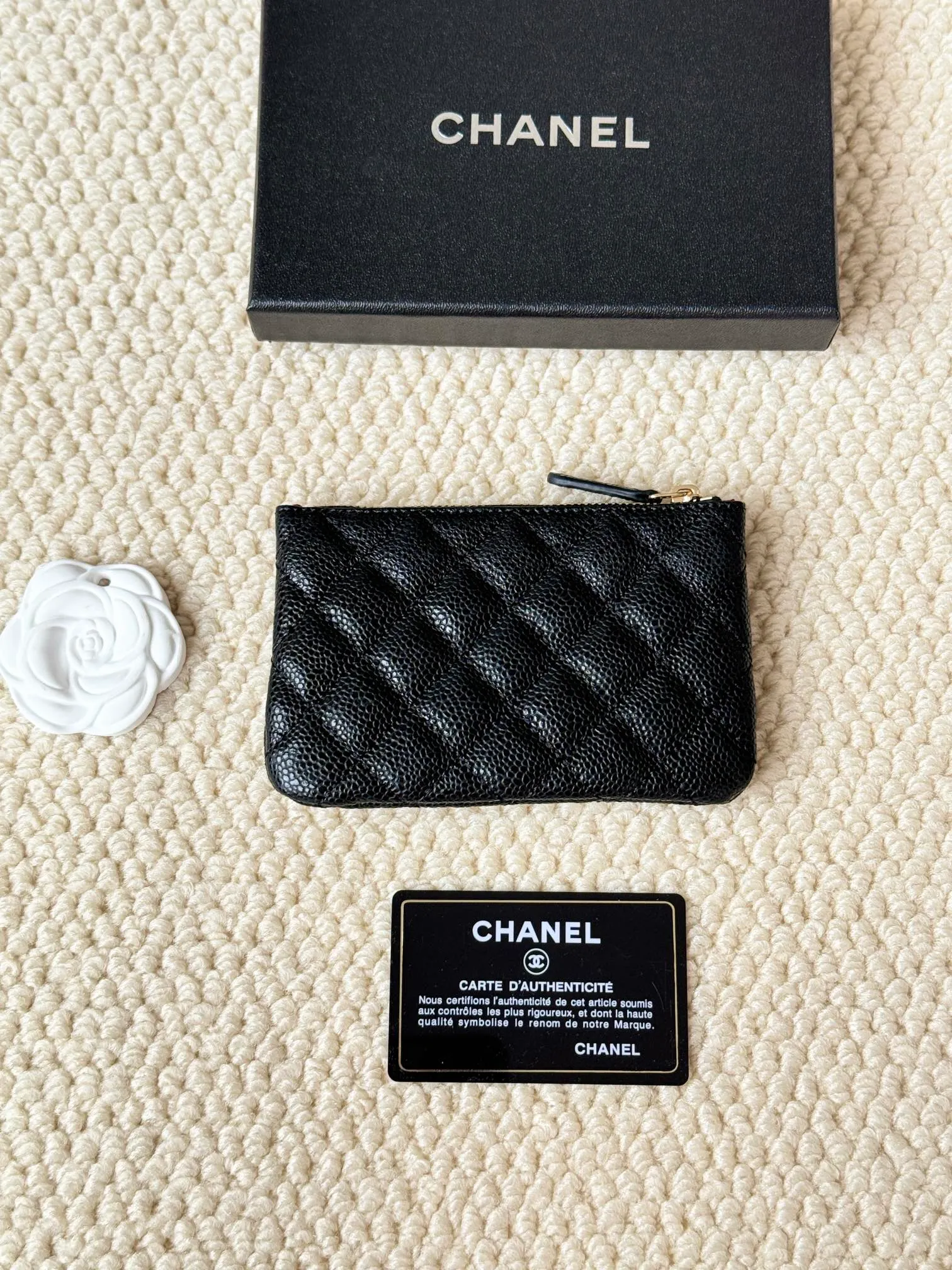 💰130 CHANEL 22k embossed lgo large double C hardware, fresh design, exquisite replica flavor, very beautiful, official website 2023 latest 🆕Card holder. Caviar medium ball grain cowhide is anti-scratch, super glossy. It is troublesome to carry a bag that is too big in summer. It is suitable for putting in a mini bag, and it is convenient to put in your pocket😍 The bag has a zipper, super practical, you can also put cards, change, coins, keys inside! Style number: 82365 Size: 15*8.5 Color: ball pattern gold,