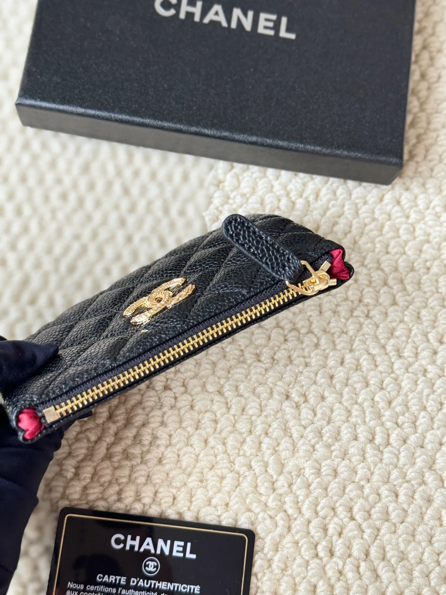 💰130 CHANEL 22k embossed lgo large double C hardware, fresh design, exquisite replica flavor, very beautiful, official website 2023 latest 🆕Card holder. Caviar medium ball grain cowhide is anti-scratch, super glossy. It is troublesome to carry a bag that is too big in summer. It is suitable for putting in a mini bag, and it is convenient to put in your pocket😍 The bag has a zipper, super practical, you can also put cards, change, coins, keys inside! Style number: 82365 Size: 15*8.5 Color: ball pattern gold,