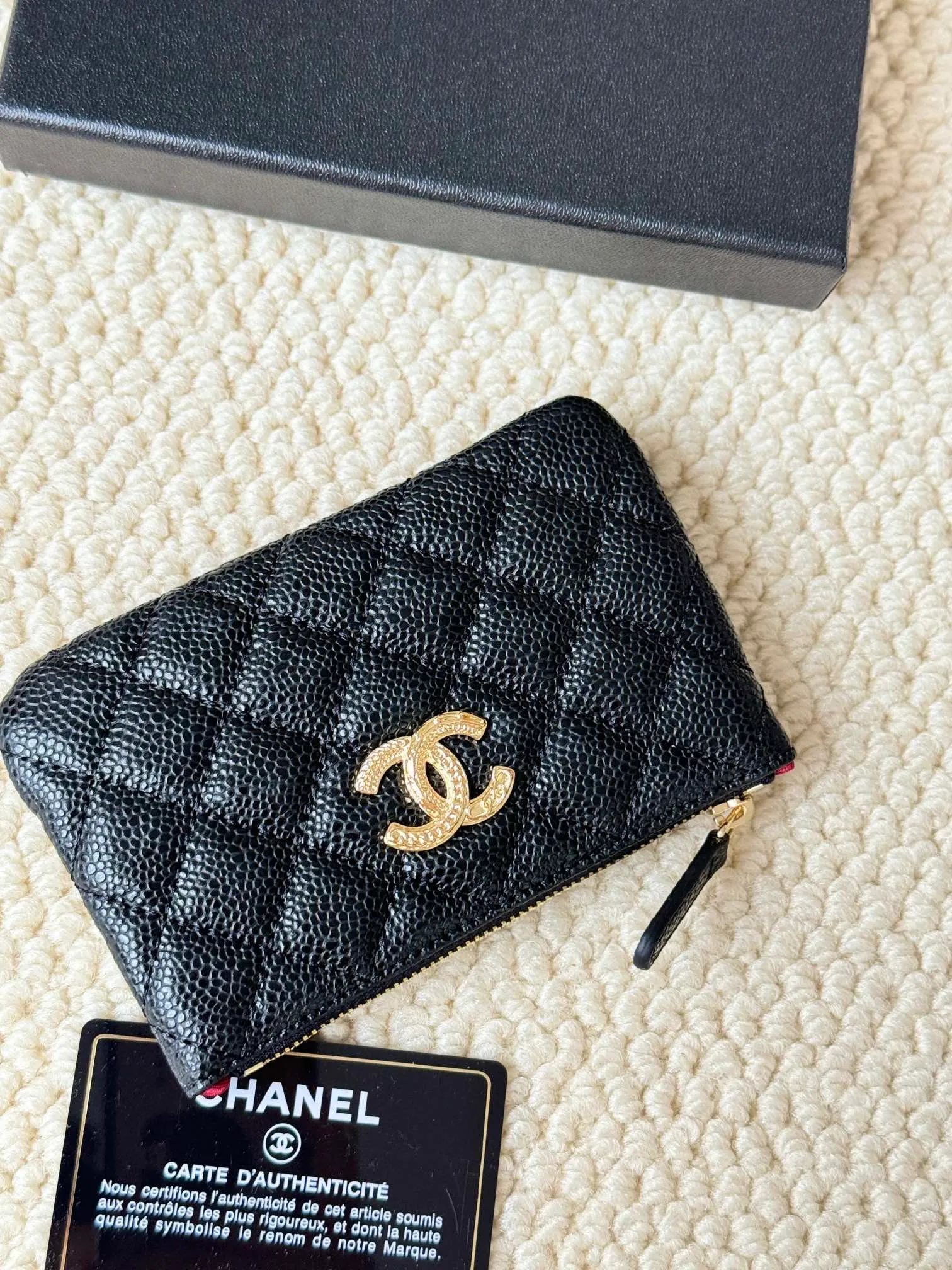 💰130 CHANEL 22k embossed lgo large double C hardware, fresh design, exquisite replica flavor, very beautiful, official website 2023 latest 🆕Card holder. Caviar medium ball grain cowhide is anti-scratch, super glossy. It is troublesome to carry a bag that is too big in summer. It is suitable for putting in a mini bag, and it is convenient to put in your pocket😍 The bag has a zipper, super practical, you can also put cards, change, coins, keys inside! Style number: 82365 Size: 15*8.5 Color: ball pattern gold,