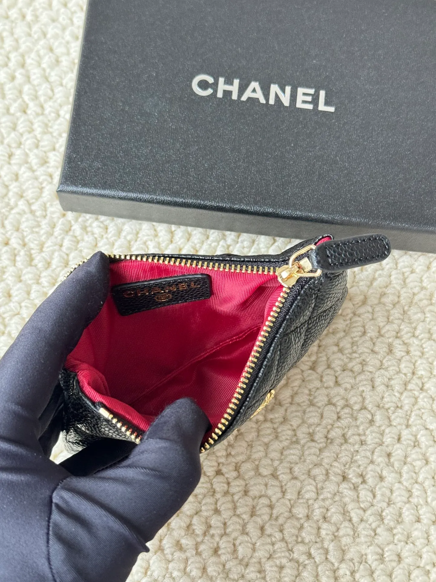 💰130 CHANEL 22k embossed lgo large double C hardware, fresh design, exquisite replica flavor, very beautiful, official website 2023 latest 🆕Card holder. Caviar medium ball grain cowhide is anti-scratch, super glossy. It is troublesome to carry a bag that is too big in summer. It is suitable for putting in a mini bag, and it is convenient to put in your pocket😍 The bag has a zipper, super practical, you can also put cards, change, coins, keys inside! Style number: 82365 Size: 15*8.5 Color: ball pattern gold,