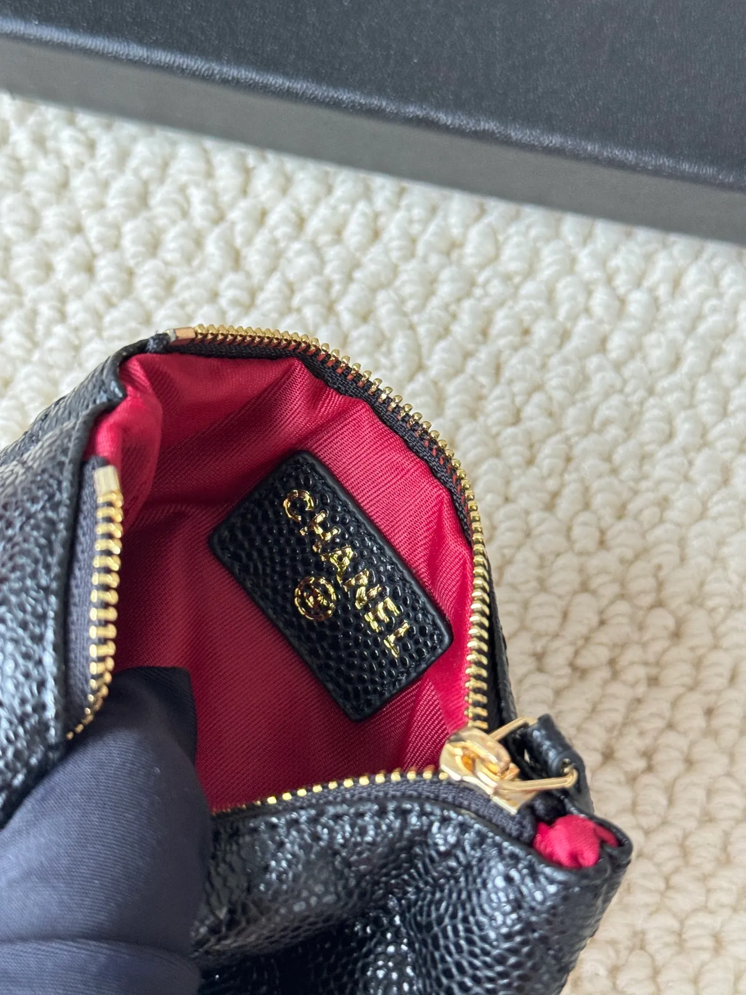 💰130 CHANEL 22k embossed lgo large double C hardware, fresh design, exquisite replica flavor, very beautiful, official website 2023 latest 🆕Card holder. Caviar medium ball grain cowhide is anti-scratch, super glossy. It is troublesome to carry a bag that is too big in summer. It is suitable for putting in a mini bag, and it is convenient to put in your pocket😍 The bag has a zipper, super practical, you can also put cards, change, coins, keys inside! Style number: 82365 Size: 15*8.5 Color: ball pattern gold,