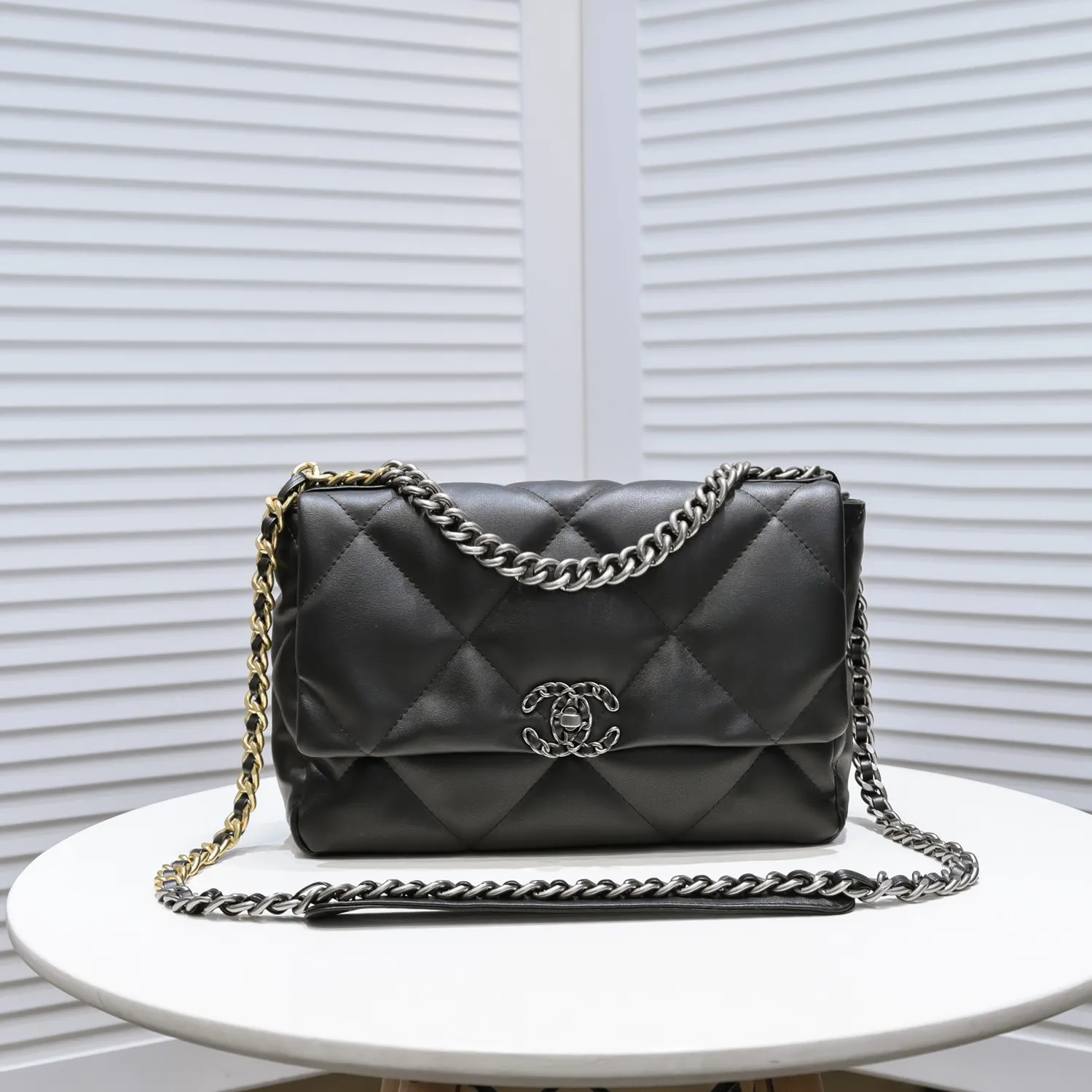 💰410￥The latest popular model of Chanel in black medium size has been shipped📣📣Synchronized with counters🤭Imported cowhide🐂feels very soft. The upper body effect is super good, it can be carried by hand, on one shoulder or cross-body, showing the elegance and charm of women. Hurry up and get it. Style number: 9011. Size: 30*20*12cm.