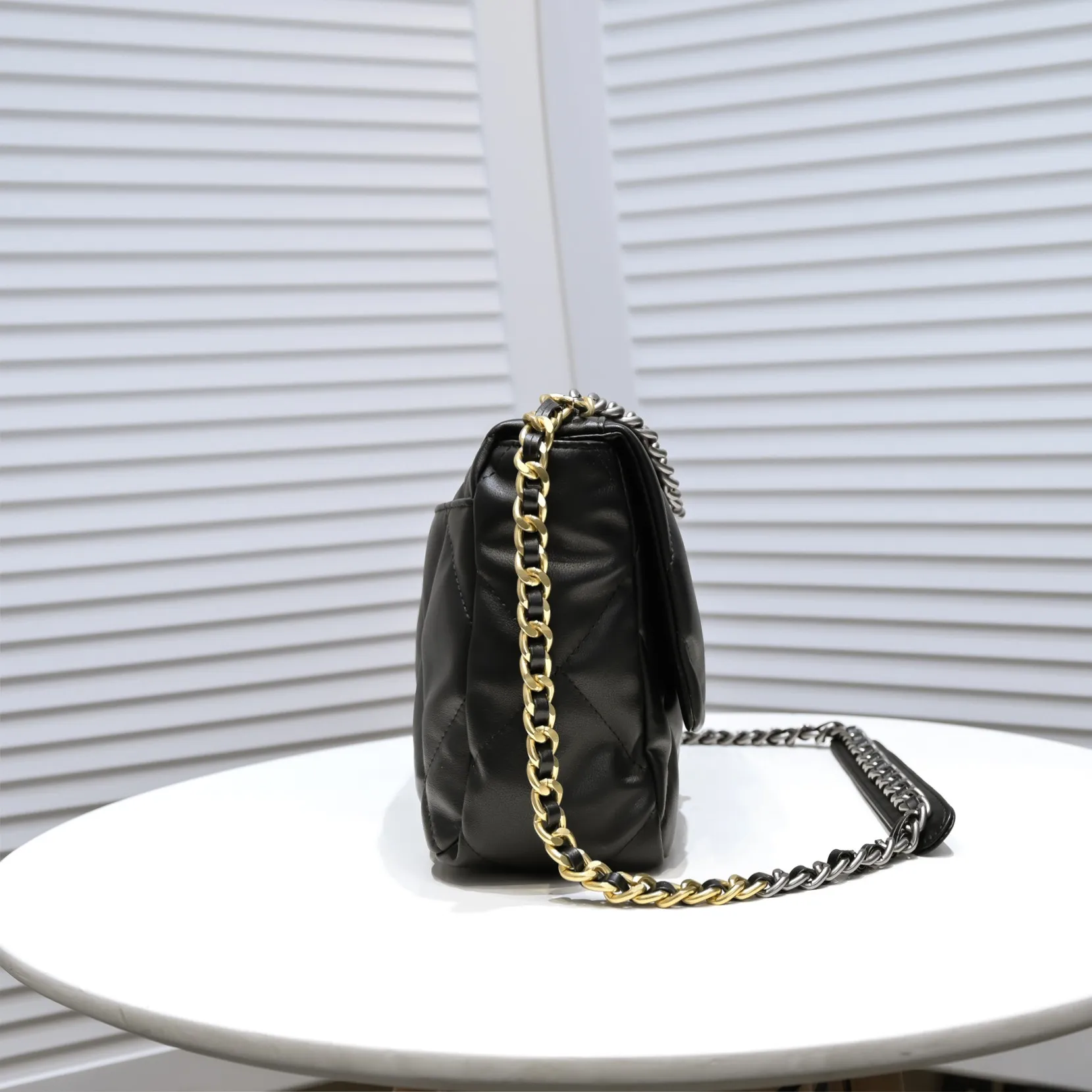 💰410￥The latest popular model of Chanel in black medium size has been shipped📣📣Synchronized with counters🤭Imported cowhide🐂feels very soft. The upper body effect is super good, it can be carried by hand, on one shoulder or cross-body, showing the elegance and charm of women. Hurry up and get it. Style number: 9011. Size: 30*20*12cm.