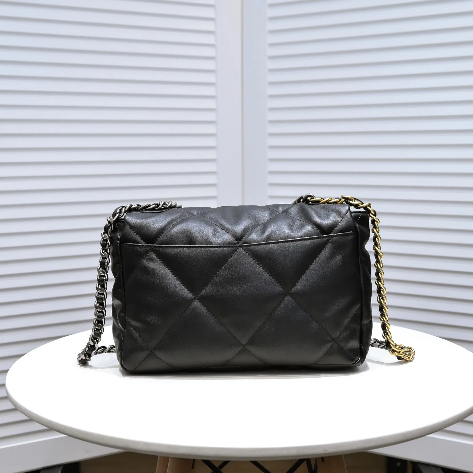 💰410￥The latest popular model of Chanel in black medium size has been shipped📣📣Synchronized with counters🤭Imported cowhide🐂feels very soft. The upper body effect is super good, it can be carried by hand, on one shoulder or cross-body, showing the elegance and charm of women. Hurry up and get it. Style number: 9011. Size: 30*20*12cm.