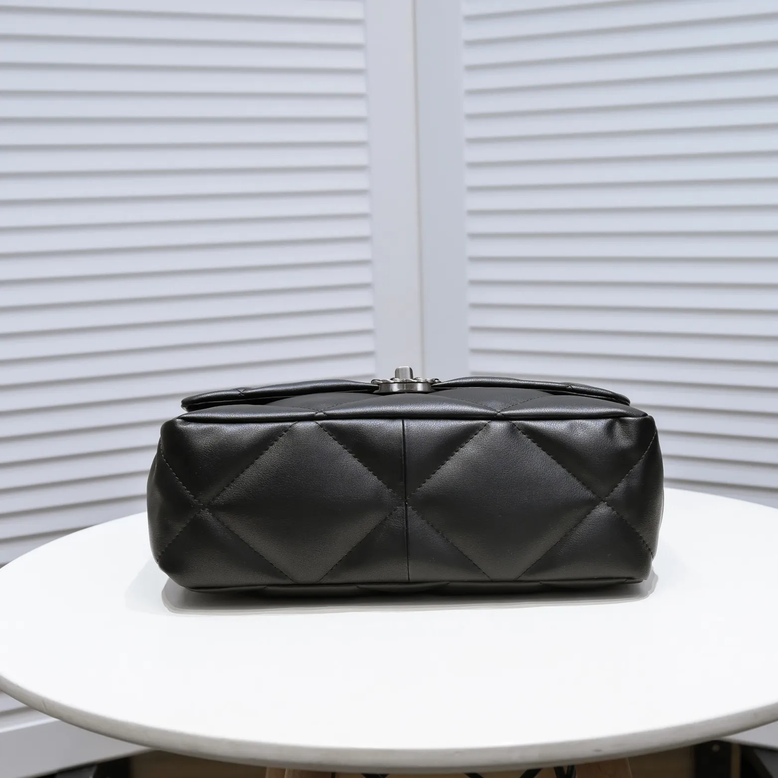 💰410￥The latest popular model of Chanel in black medium size has been shipped📣📣Synchronized with counters🤭Imported cowhide🐂feels very soft. The upper body effect is super good, it can be carried by hand, on one shoulder or cross-body, showing the elegance and charm of women. Hurry up and get it. Style number: 9011. Size: 30*20*12cm.