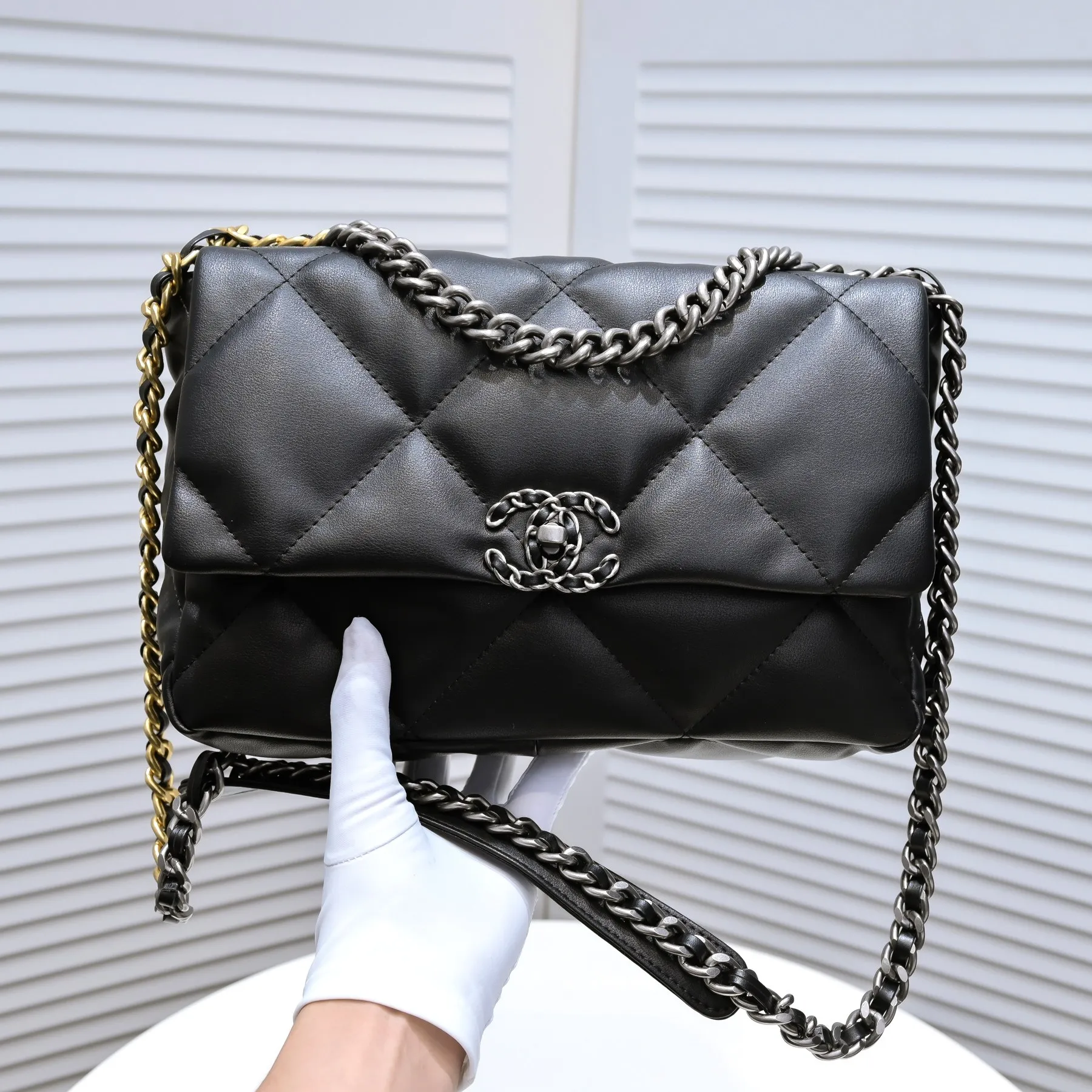 💰410￥The latest popular model of Chanel in black medium size has been shipped📣📣Synchronized with counters🤭Imported cowhide🐂feels very soft. The upper body effect is super good, it can be carried by hand, on one shoulder or cross-body, showing the elegance and charm of women. Hurry up and get it. Style number: 9011. Size: 30*20*12cm.