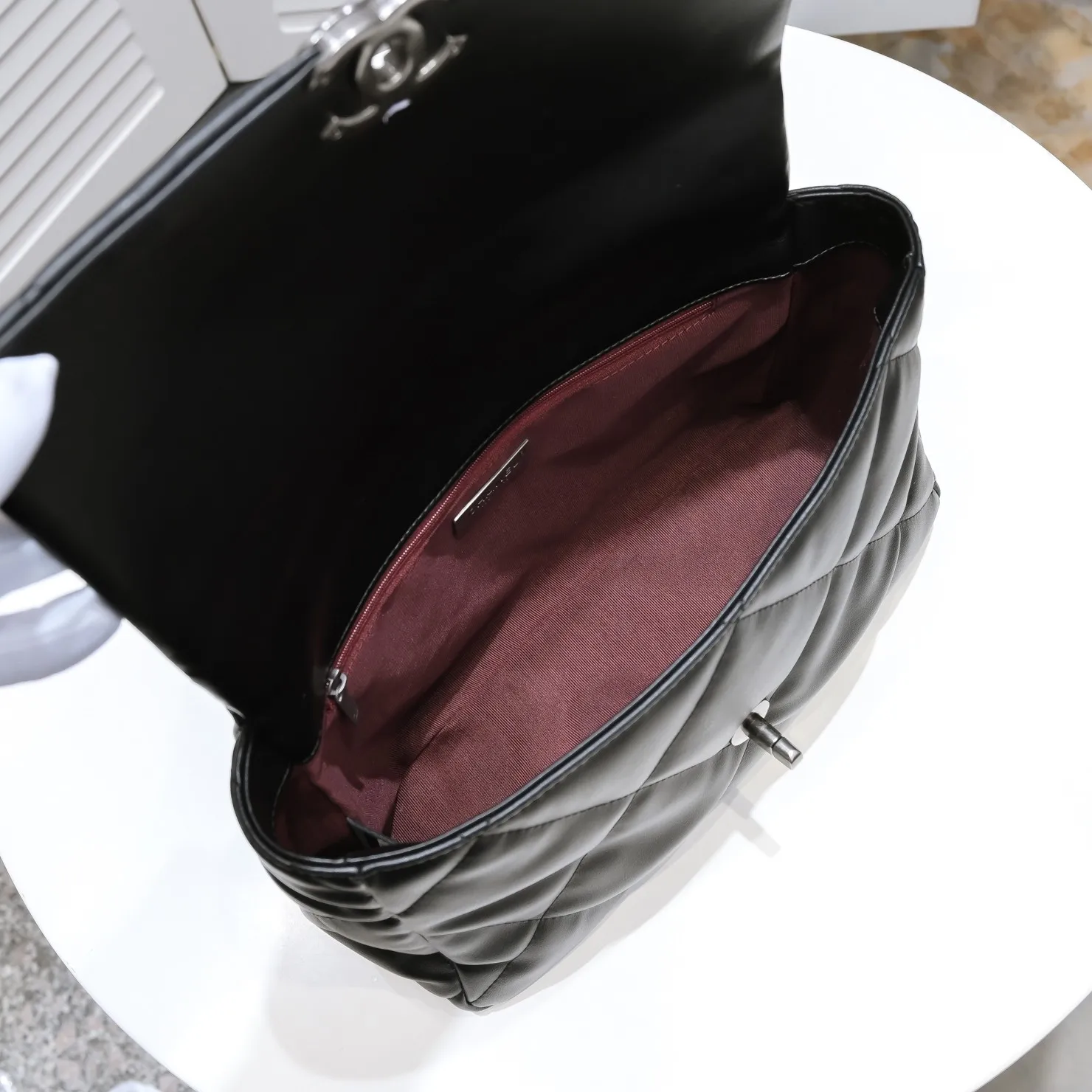 💰410￥The latest popular model of Chanel in black medium size has been shipped📣📣Synchronized with counters🤭Imported cowhide🐂feels very soft. The upper body effect is super good, it can be carried by hand, on one shoulder or cross-body, showing the elegance and charm of women. Hurry up and get it. Style number: 9011. Size: 30*20*12cm.