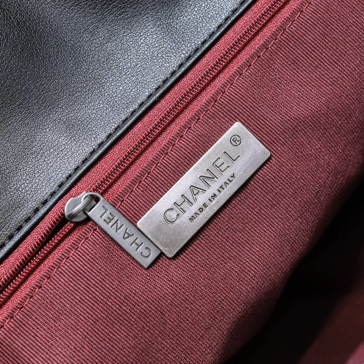 💰410￥The latest popular model of Chanel in black medium size has been shipped📣📣Synchronized with counters🤭Imported cowhide🐂feels very soft. The upper body effect is super good, it can be carried by hand, on one shoulder or cross-body, showing the elegance and charm of women. Hurry up and get it. Style number: 9011. Size: 30*20*12cm.