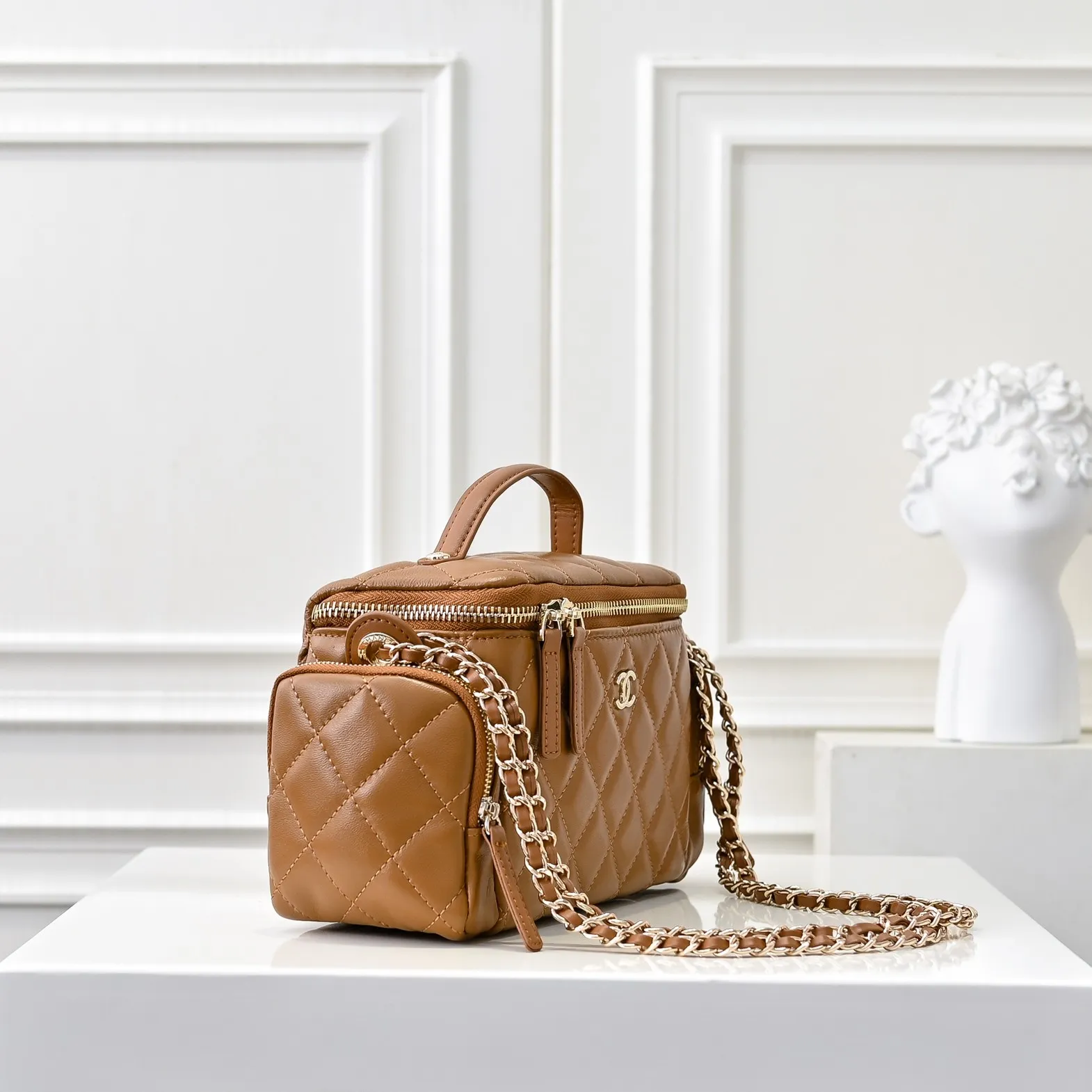 💰520￥👑CHANEL24K new camera bag📷 Full marks for high-end, worth recommending. Lambskin with metal chain. The small and exquisite camera shape with golden embellishments not only adds a touch of playfulness, but also makes the whole thing more romantic and elegant~ This bag adds a touch of elf-like agility. It is a versatile item that can be worn on the shoulder or crossbody! Size: 24x13cm Style number: 1216