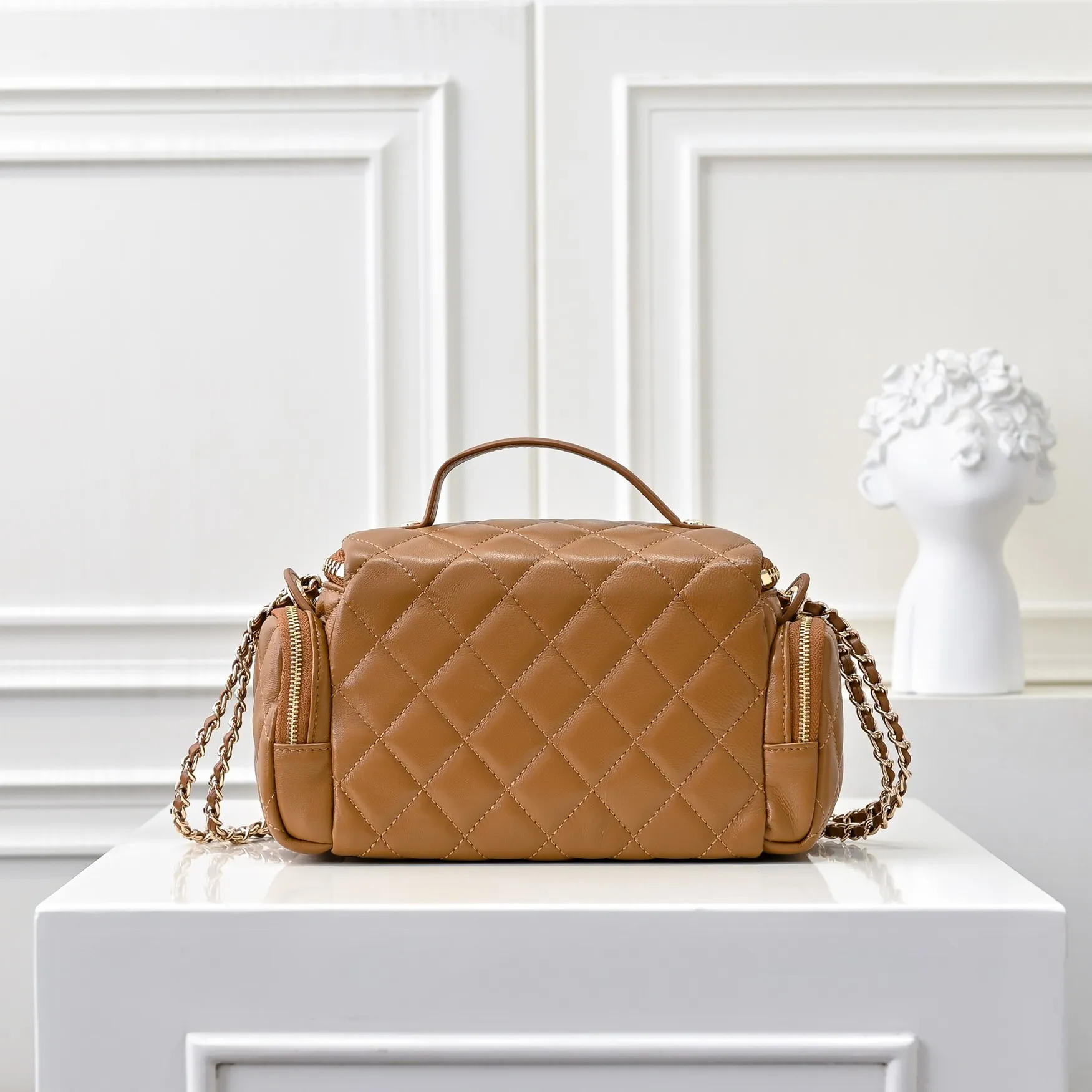 💰520￥👑CHANEL24K new camera bag📷 Full marks for high-end, worth recommending. Lambskin with metal chain. The small and exquisite camera shape with golden embellishments not only adds a touch of playfulness, but also makes the whole thing more romantic and elegant~ This bag adds a touch of elf-like agility. It is a versatile item that can be worn on the shoulder or crossbody! Size: 24x13cm Style number: 1216