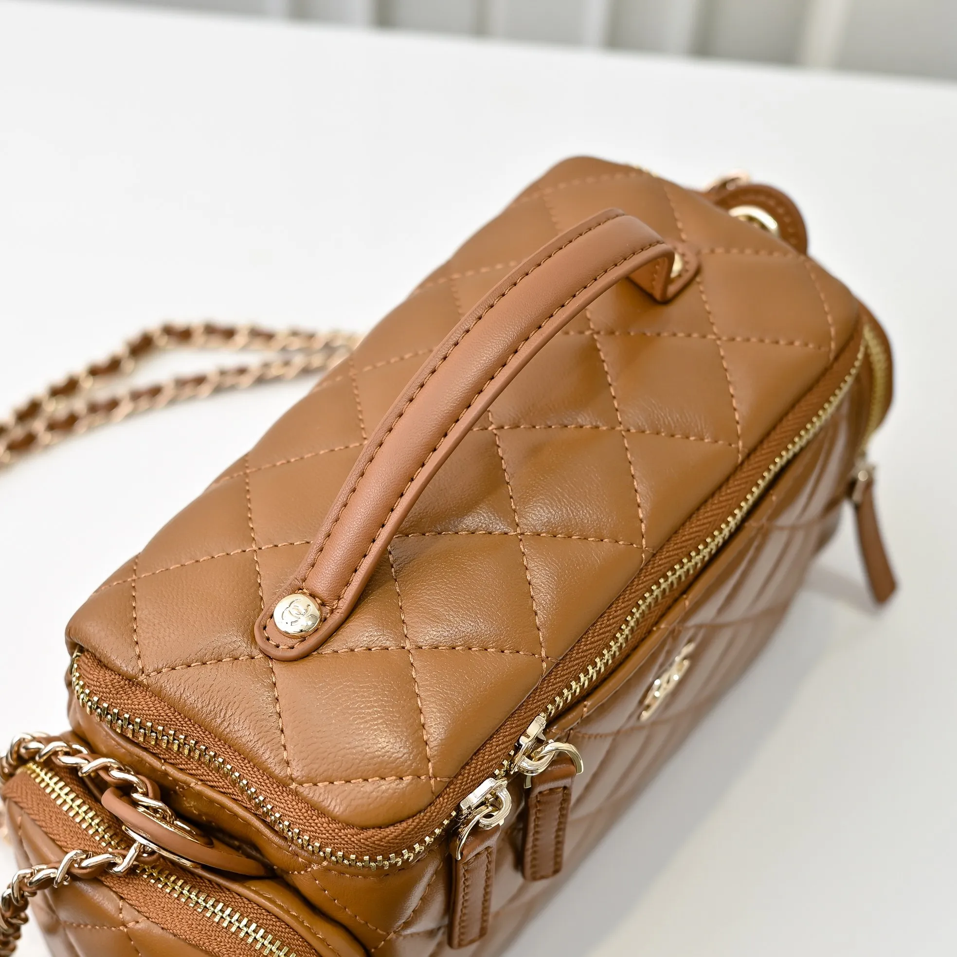 💰520￥👑CHANEL24K new camera bag📷 Full marks for high-end, worth recommending. Lambskin with metal chain. The small and exquisite camera shape with golden embellishments not only adds a touch of playfulness, but also makes the whole thing more romantic and elegant~ This bag adds a touch of elf-like agility. It is a versatile item that can be worn on the shoulder or crossbody! Size: 24x13cm Style number: 1216