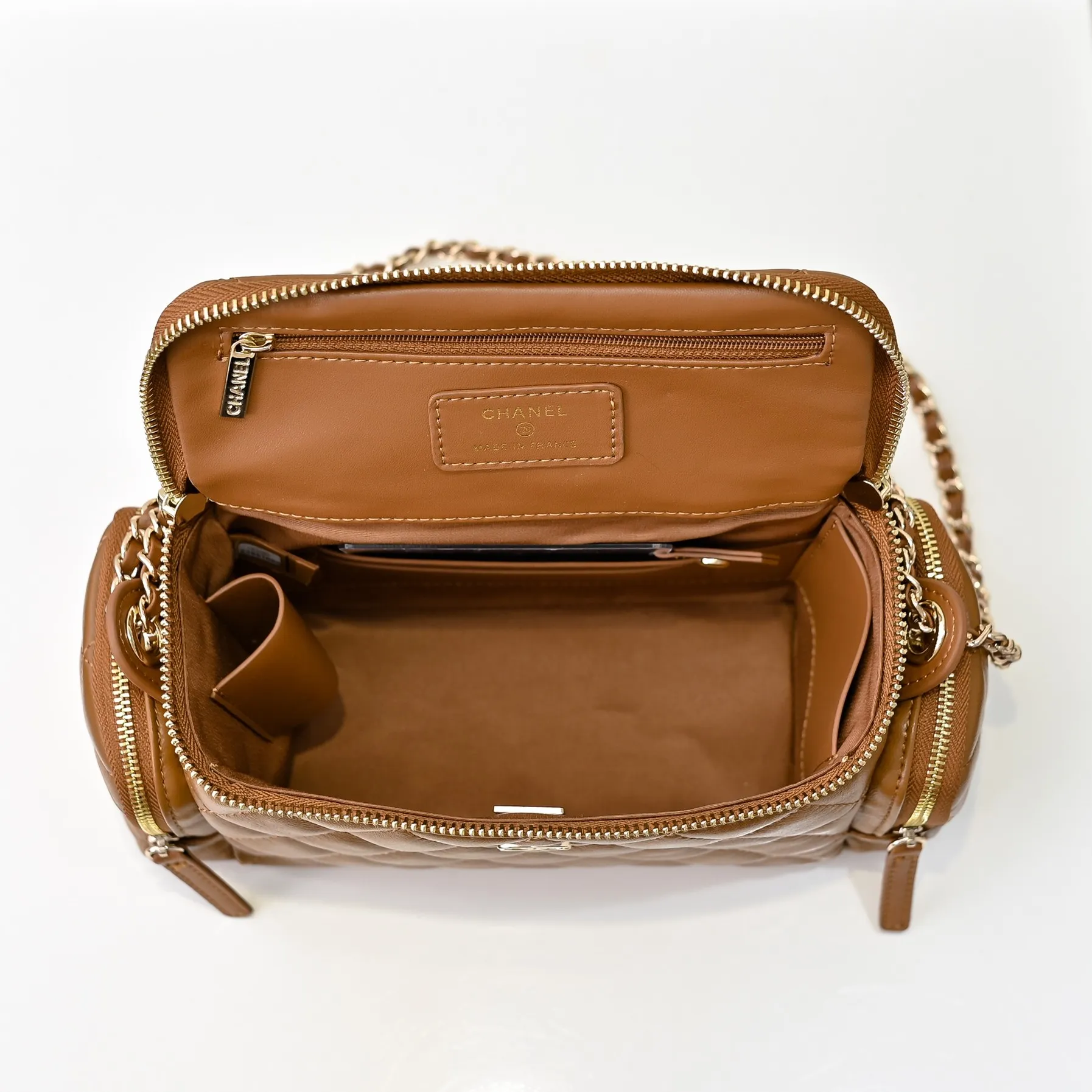 💰520￥👑CHANEL24K new camera bag📷 Full marks for high-end, worth recommending. Lambskin with metal chain. The small and exquisite camera shape with golden embellishments not only adds a touch of playfulness, but also makes the whole thing more romantic and elegant~ This bag adds a touch of elf-like agility. It is a versatile item that can be worn on the shoulder or crossbody! Size: 24x13cm Style number: 1216