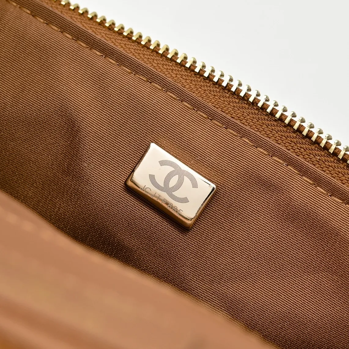 💰520￥👑CHANEL24K new camera bag📷 Full marks for high-end, worth recommending. Lambskin with metal chain. The small and exquisite camera shape with golden embellishments not only adds a touch of playfulness, but also makes the whole thing more romantic and elegant~ This bag adds a touch of elf-like agility. It is a versatile item that can be worn on the shoulder or crossbody! Size: 24x13cm Style number: 1216