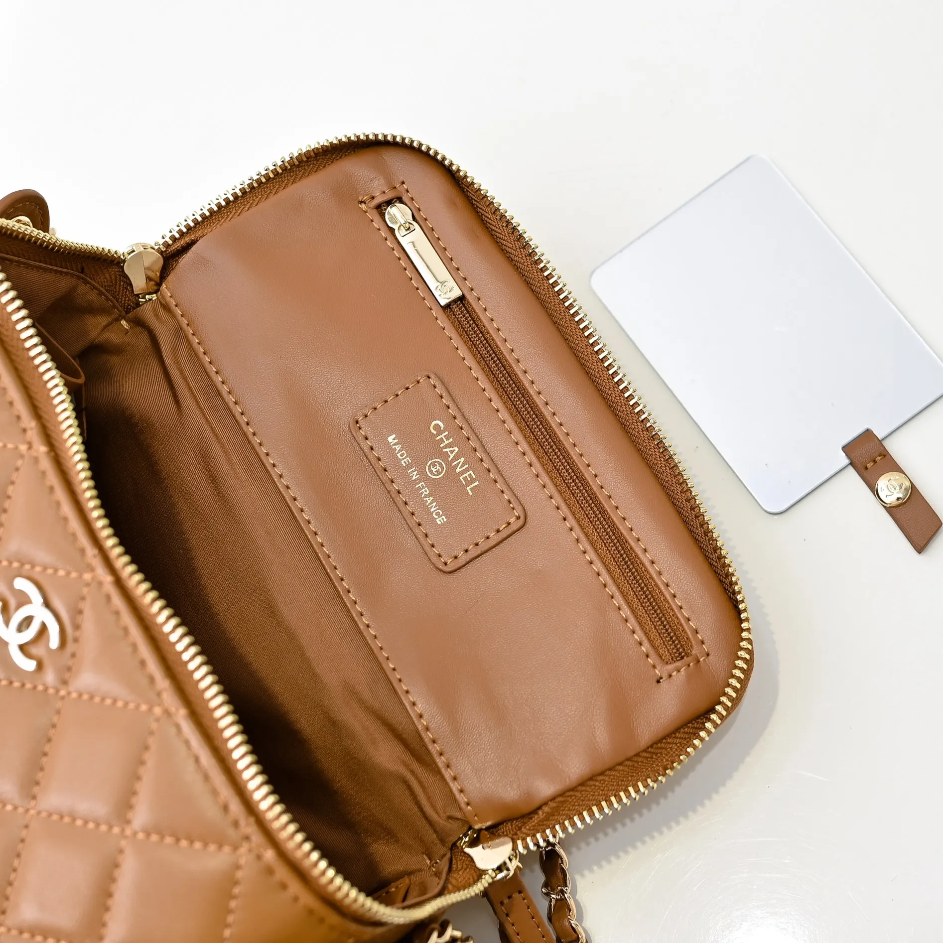 💰520￥👑CHANEL24K new camera bag📷 Full marks for high-end, worth recommending. Lambskin with metal chain. The small and exquisite camera shape with golden embellishments not only adds a touch of playfulness, but also makes the whole thing more romantic and elegant~ This bag adds a touch of elf-like agility. It is a versatile item that can be worn on the shoulder or crossbody! Size: 24x13cm Style number: 1216