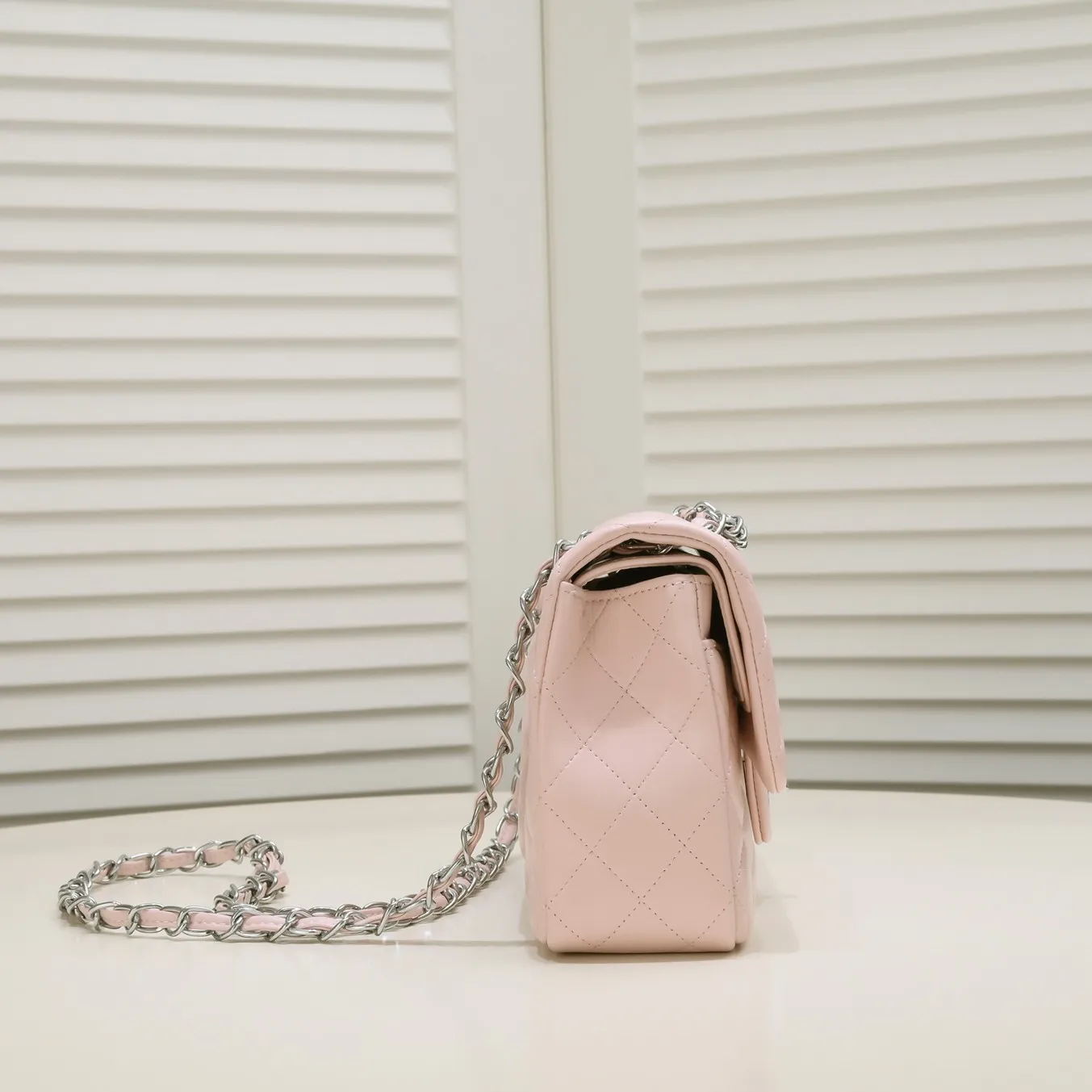 💰400￥Pink Chanel🔥Exclusive quality real shot shipment✈️Official website updated simultaneously👑Chanel sheep pattern classic style with original hardware, summer style is coming💋CHANEL ‼ ️Crossbody bag, sheepskin with red lining🌸‼ ️ 🙈Fashion new favorite🙈 Size: 25.5*16*6.5. Style number: 1112 sheepskin