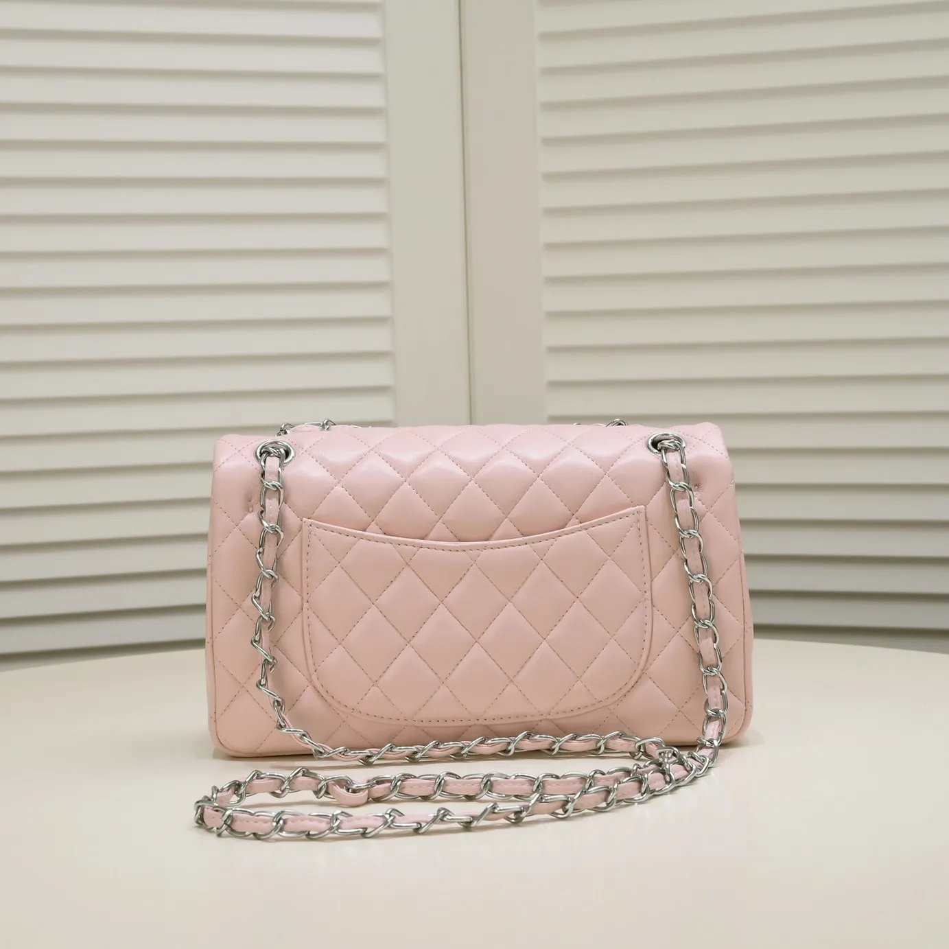💰400￥Pink Chanel🔥Exclusive quality real shot shipment✈️Official website updated simultaneously👑Chanel sheep pattern classic style with original hardware, summer style is coming💋CHANEL ‼ ️Crossbody bag, sheepskin with red lining🌸‼ ️ 🙈Fashion new favorite🙈 Size: 25.5*16*6.5. Style number: 1112 sheepskin