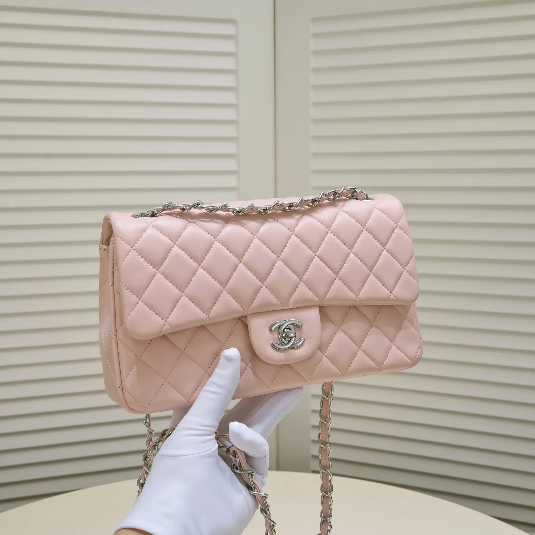💰400￥Pink Chanel🔥Exclusive quality real shot shipment✈️Official website updated simultaneously👑Chanel sheep pattern classic style with original hardware, summer style is coming💋CHANEL ‼ ️Crossbody bag, sheepskin with red lining🌸‼ ️ 🙈Fashion new favorite🙈 Size: 25.5*16*6.5. Style number: 1112 sheepskin